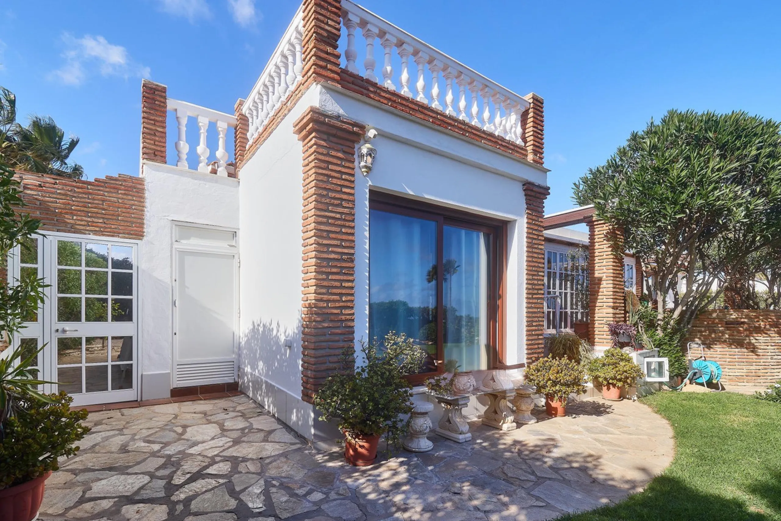 House - Detached Villa в продаже в Mijas, Málaga. В доме 4 спален и 2 ванных комнат. Площадь дома 261 м². Площадь участка 800 м²