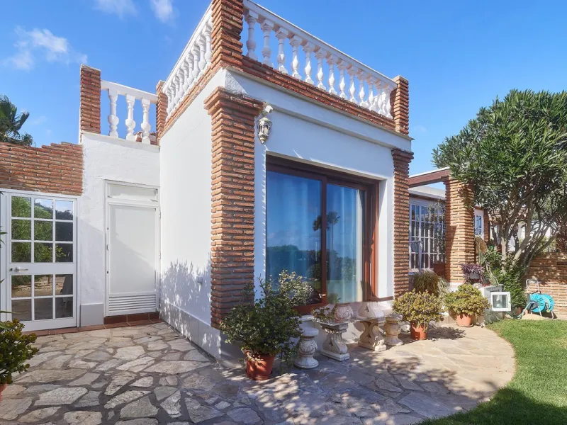 House - Detached Villa в продаже в Mijas, Málaga. В доме 4 спален и 2 ванных комнат. Площадь дома 261 м². Площадь участка 800 м²
