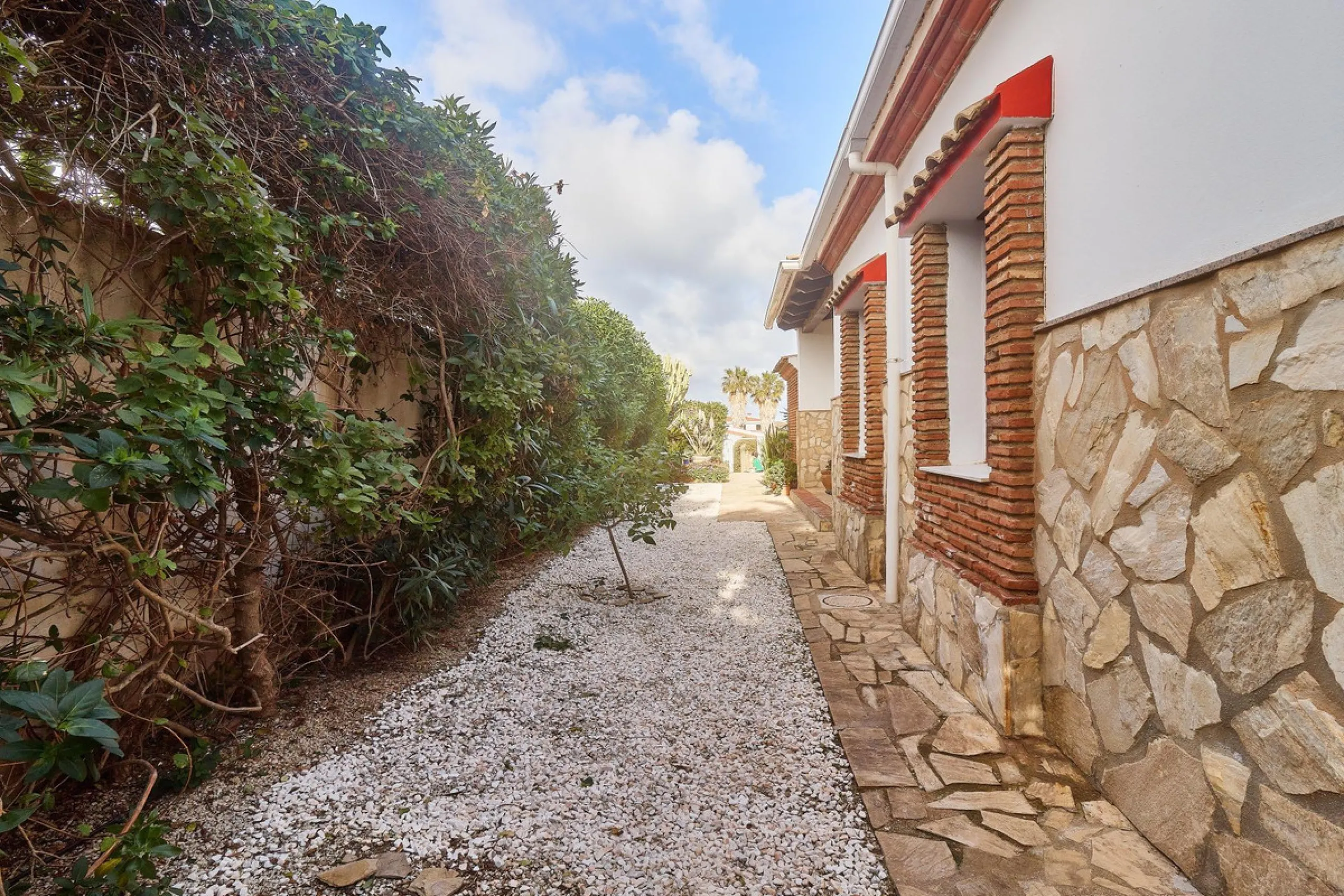 House - Detached Villa в продаже в Mijas, Málaga. В доме 4 спален и 2 ванных комнат. Площадь дома 261 м². Площадь участка 800 м²