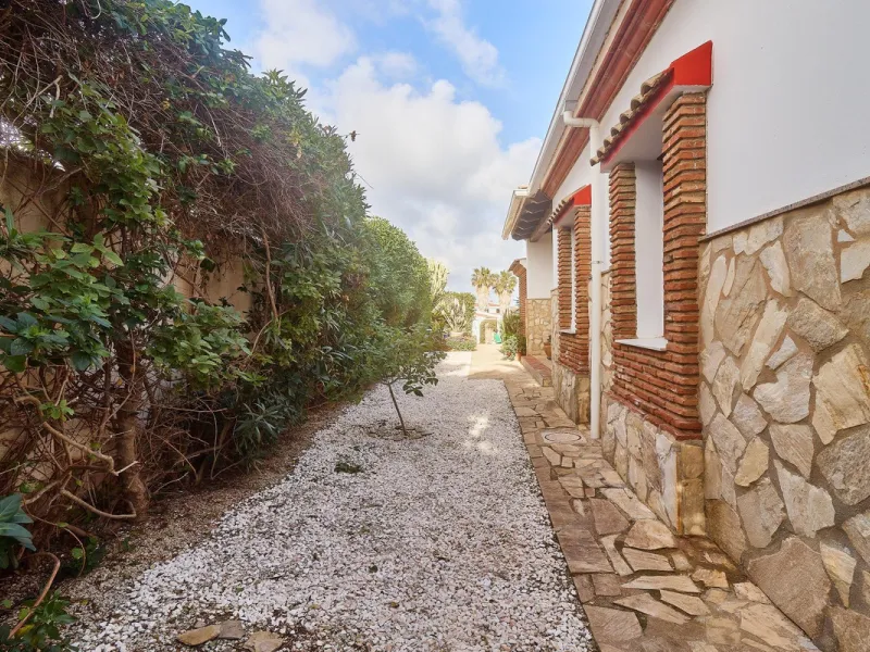 House - Detached Villa в продаже в Mijas, Málaga. В доме 4 спален и 2 ванных комнат. Площадь дома 261 м². Площадь участка 800 м²