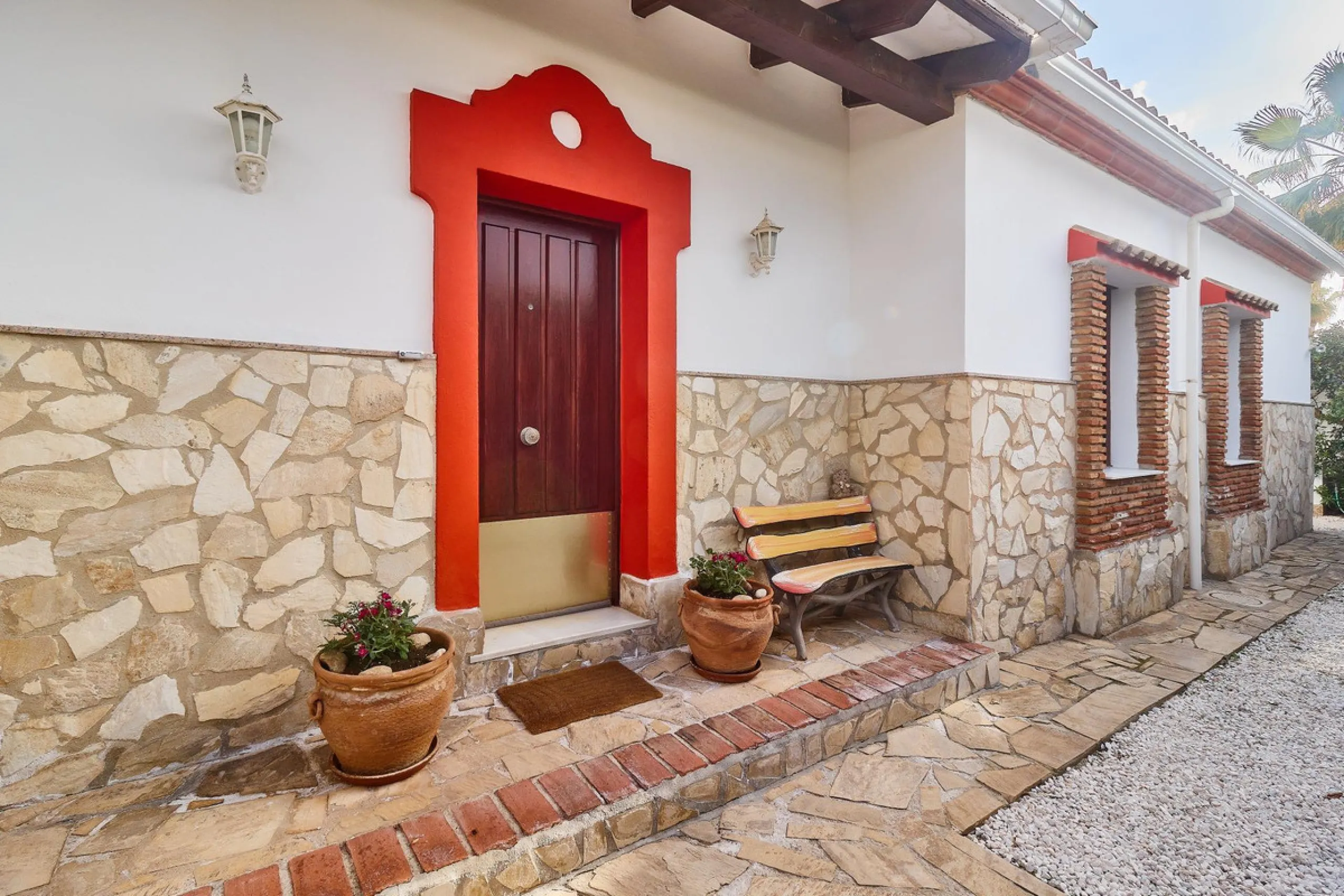 House - Detached Villa в продаже в Mijas, Málaga. В доме 4 спален и 2 ванных комнат. Площадь дома 261 м². Площадь участка 800 м²