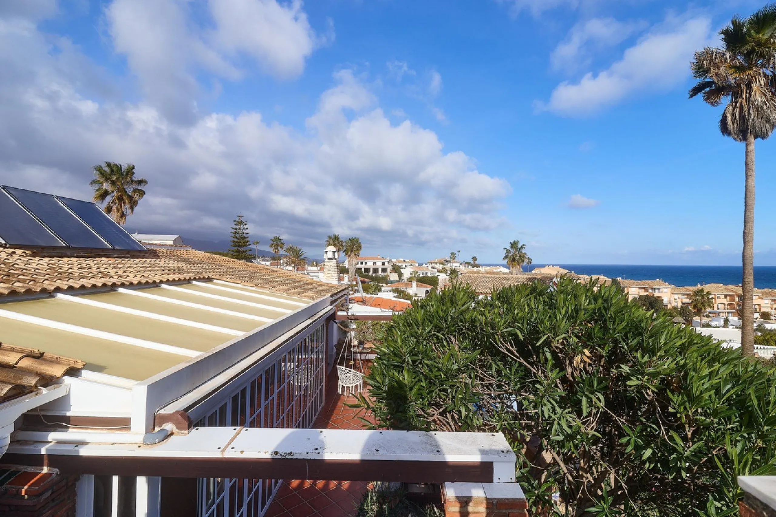 House - Detached Villa в продаже в Mijas, Málaga. В доме 4 спален и 2 ванных комнат. Площадь дома 261 м². Площадь участка 800 м²