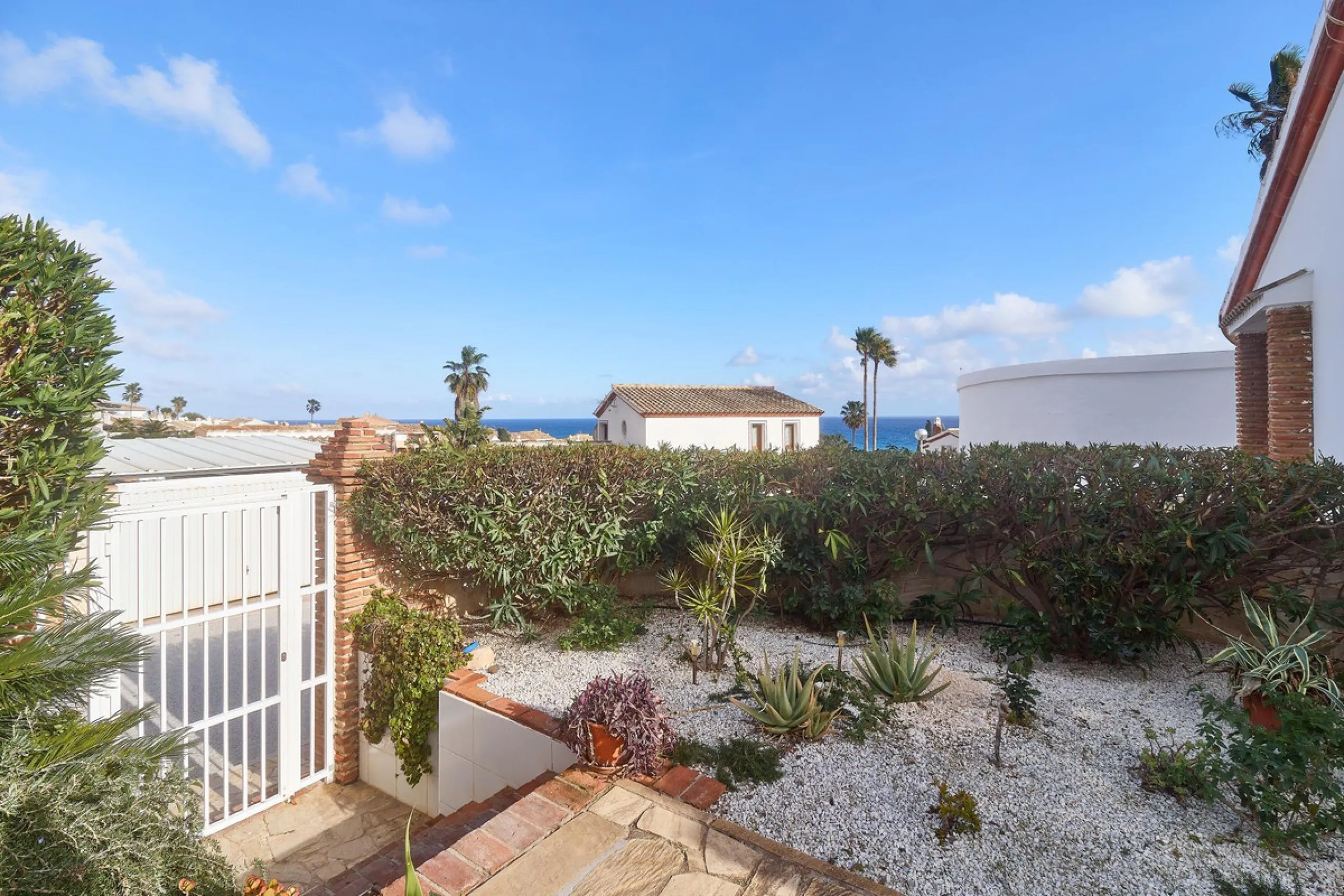 House - Detached Villa в продаже в Mijas, Málaga. В доме 4 спален и 2 ванных комнат. Площадь дома 261 м². Площадь участка 800 м²