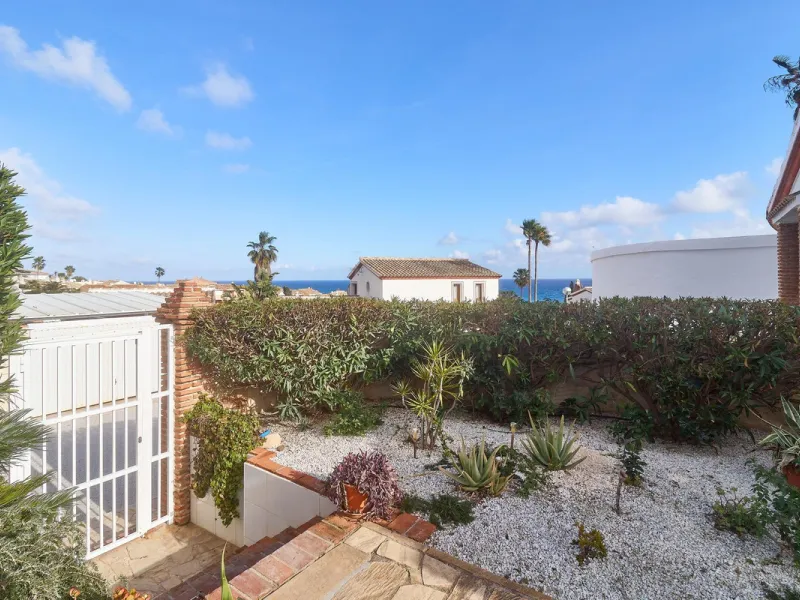 House - Detached Villa в продаже в Mijas, Málaga. В доме 4 спален и 2 ванных комнат. Площадь дома 261 м². Площадь участка 800 м²