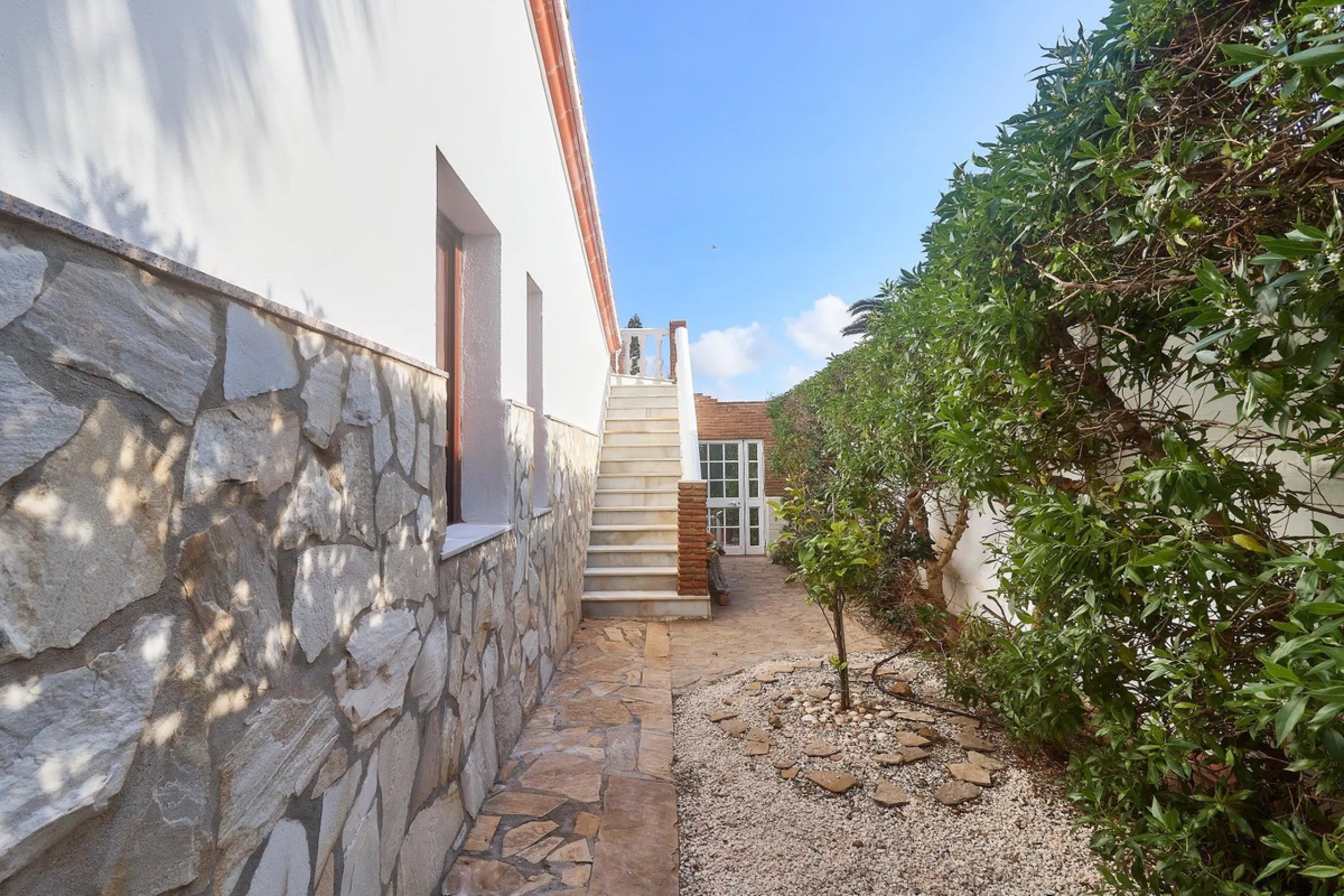 House - Detached Villa в продаже в Mijas, Málaga. В доме 4 спален и 2 ванных комнат. Площадь дома 261 м². Площадь участка 800 м²