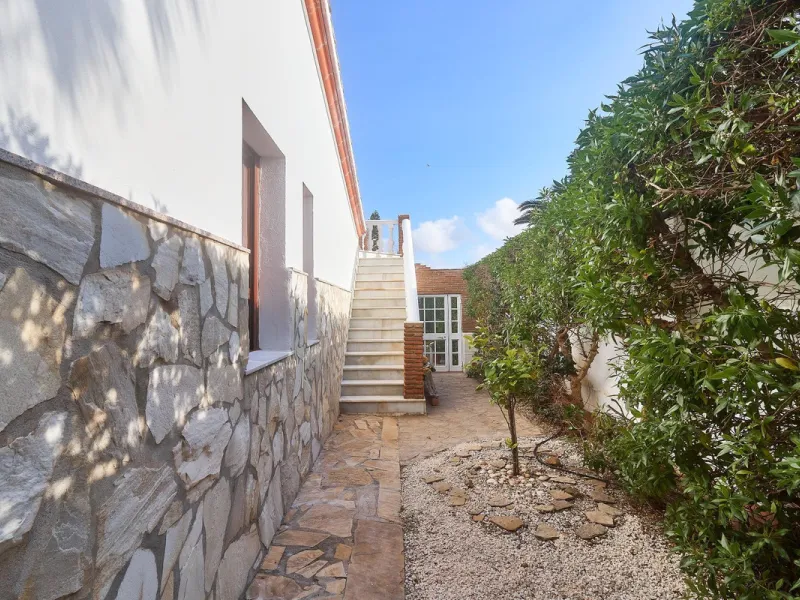 House - Detached Villa в продаже в Mijas, Málaga. В доме 4 спален и 2 ванных комнат. Площадь дома 261 м². Площадь участка 800 м²