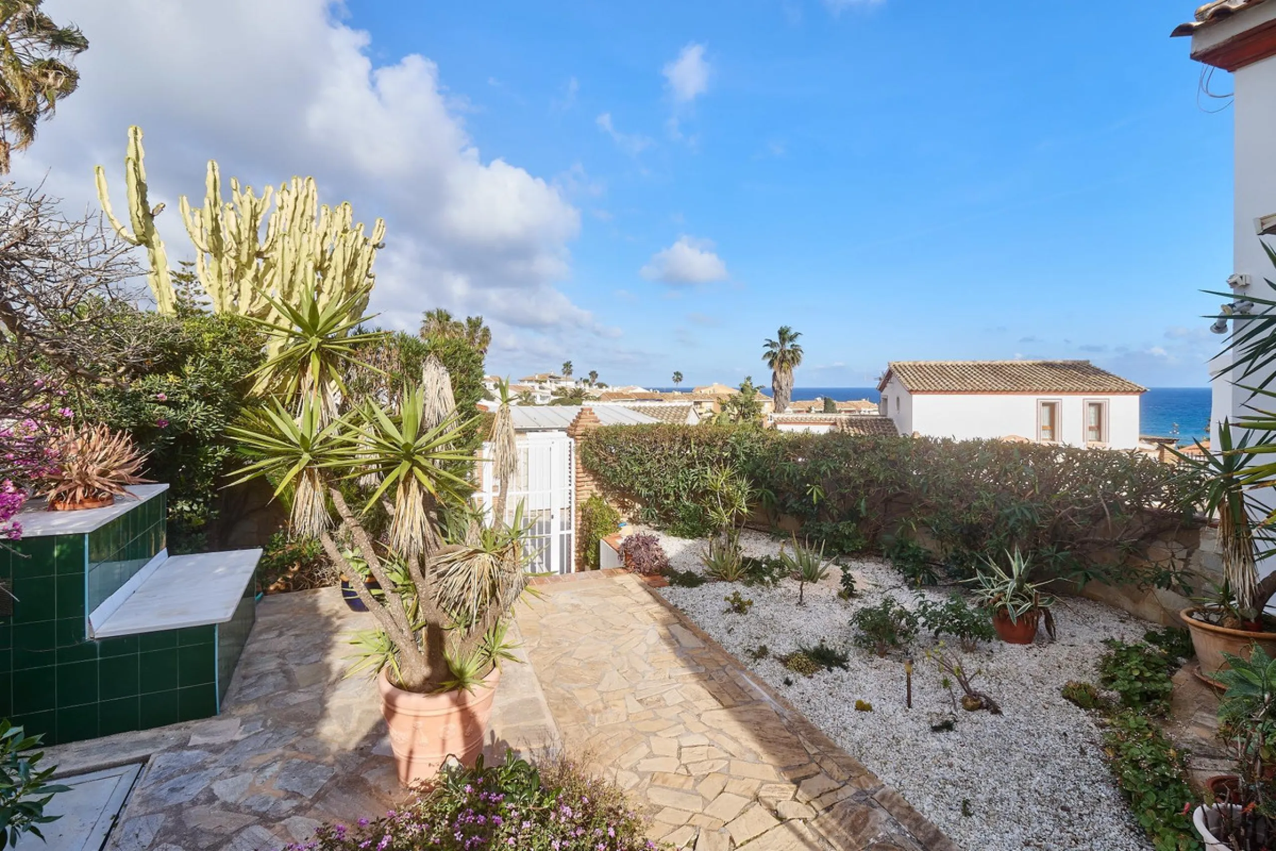 House - Detached Villa в продаже в Mijas, Málaga. В доме 4 спален и 2 ванных комнат. Площадь дома 261 м². Площадь участка 800 м²