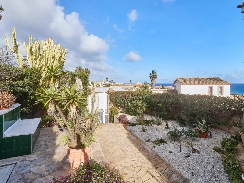 House - Detached Villa в продаже в Mijas, Málaga. В доме 4 спален и 2 ванных комнат. Площадь дома 261 м². Площадь участка 800 м²