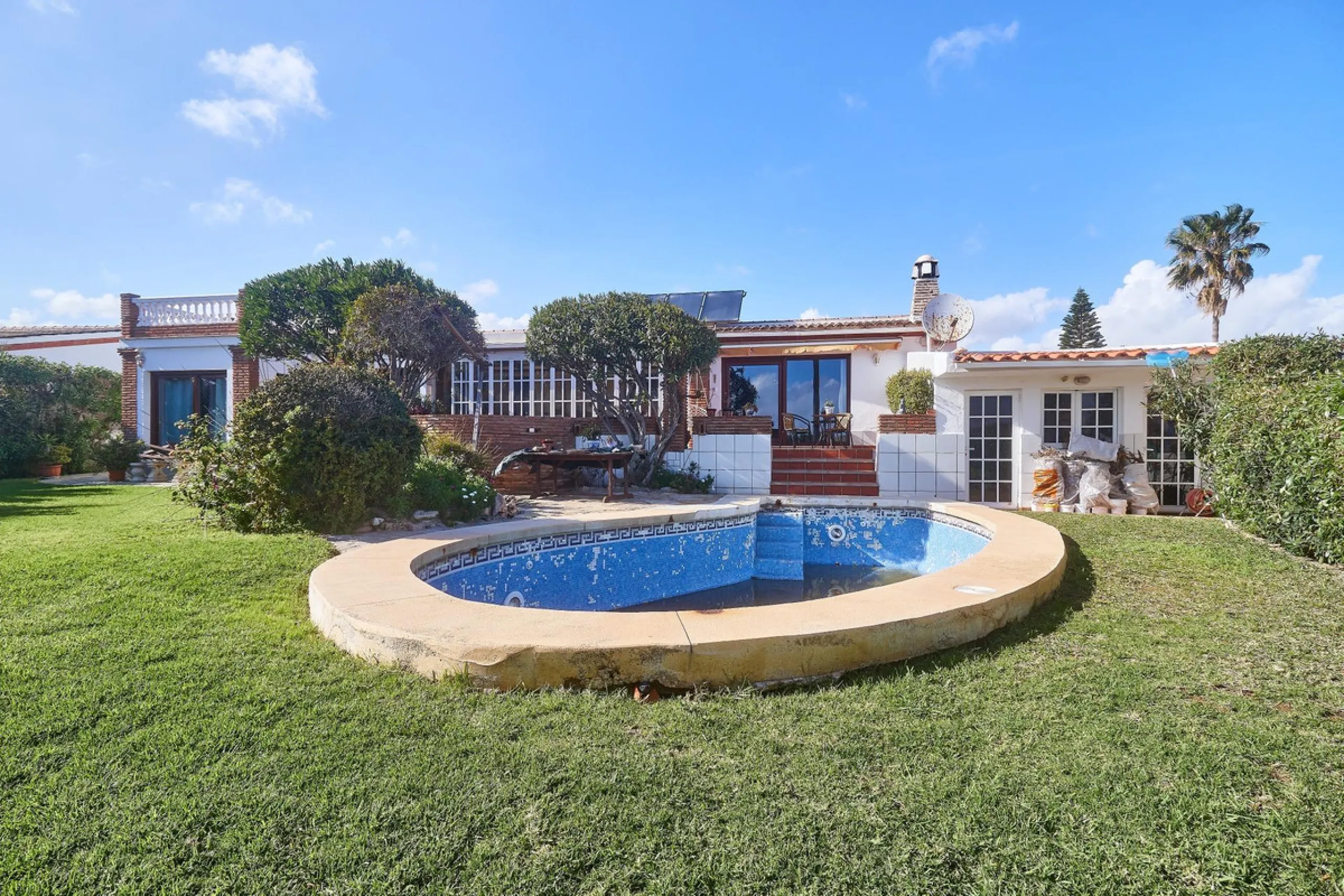 House - Detached Villa в продаже в Mijas, Málaga. В доме 4 спален и 2 ванных комнат. Площадь дома 261 м². Площадь участка 800 м²