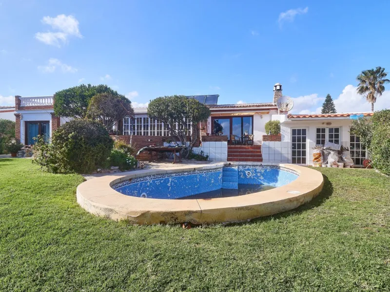 House - Detached Villa в продаже в Mijas, Málaga. В доме 4 спален и 2 ванных комнат. Площадь дома 261 м². Площадь участка 800 м²