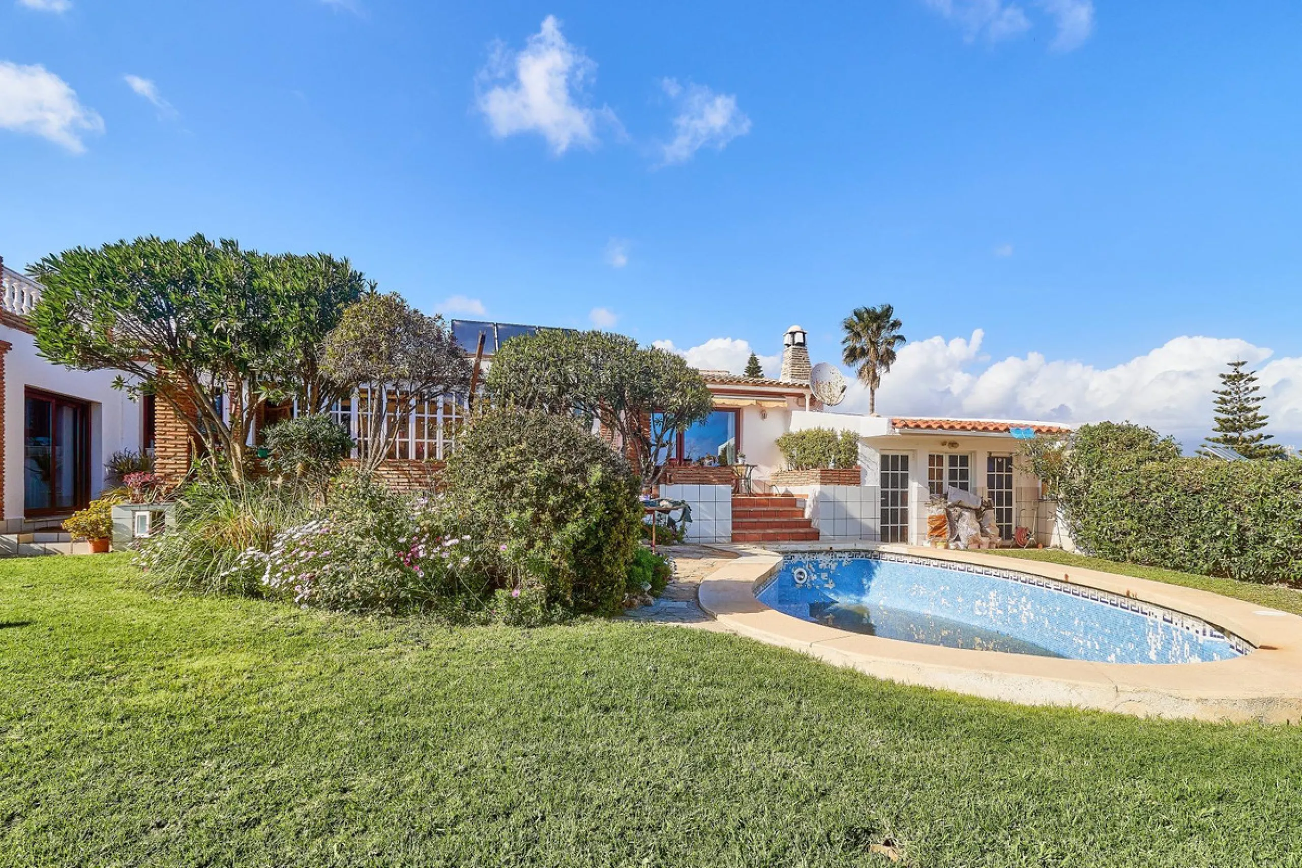 House - Detached Villa в продаже в Mijas, Málaga. В доме 4 спален и 2 ванных комнат. Площадь дома 261 м². Площадь участка 800 м²