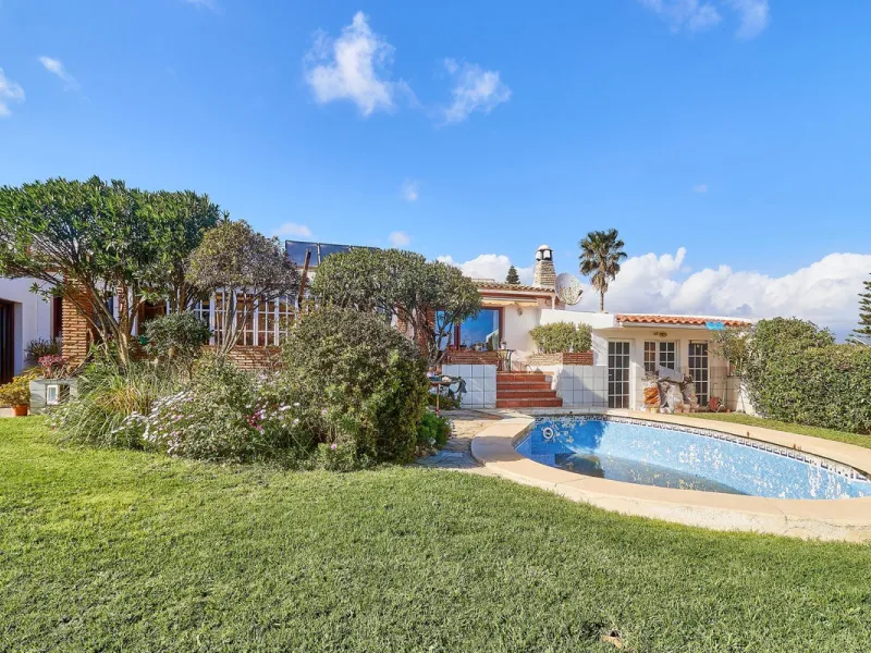 House - Detached Villa в продаже в Mijas, Málaga. В доме 4 спален и 2 ванных комнат. Площадь дома 261 м². Площадь участка 800 м²