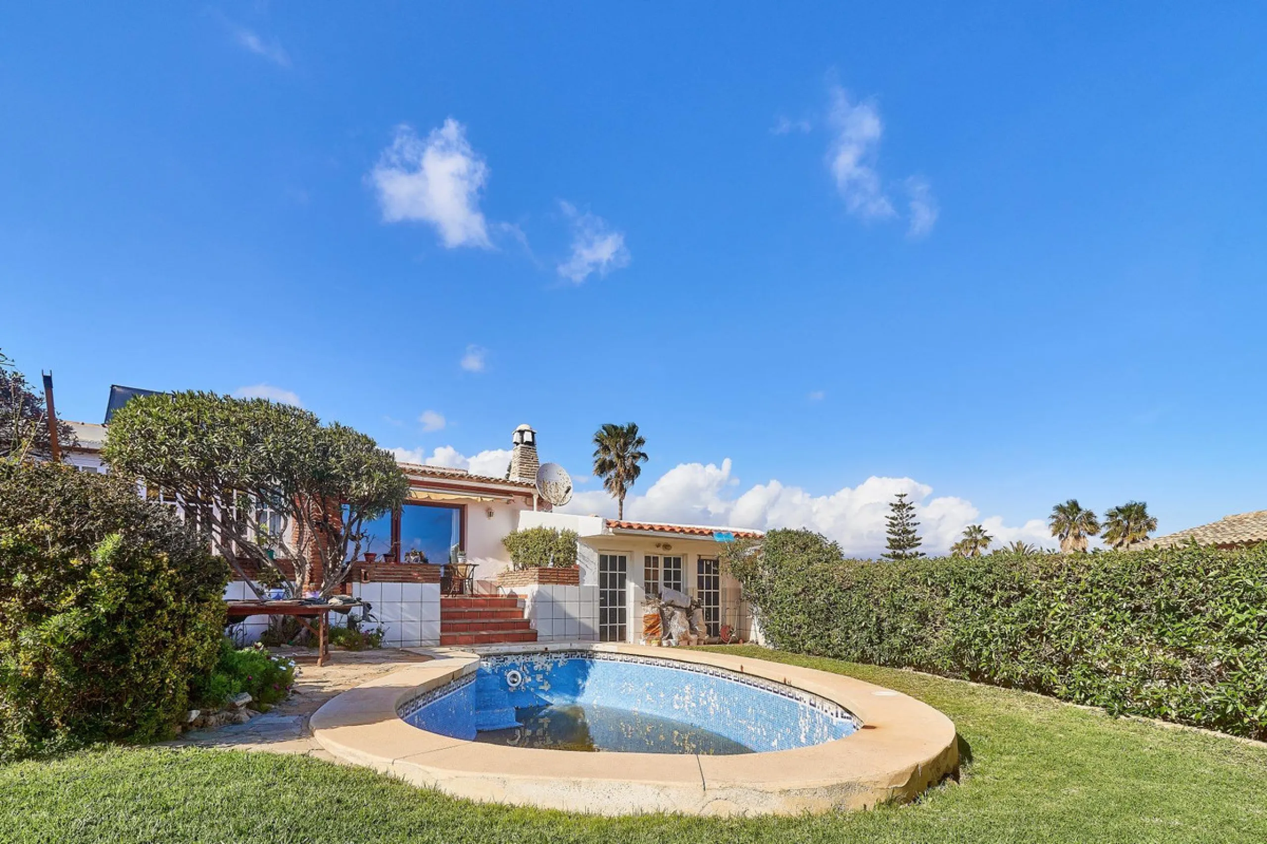 House - Detached Villa в продаже в Mijas, Málaga. В доме 4 спален и 2 ванных комнат. Площадь дома 261 м². Площадь участка 800 м²