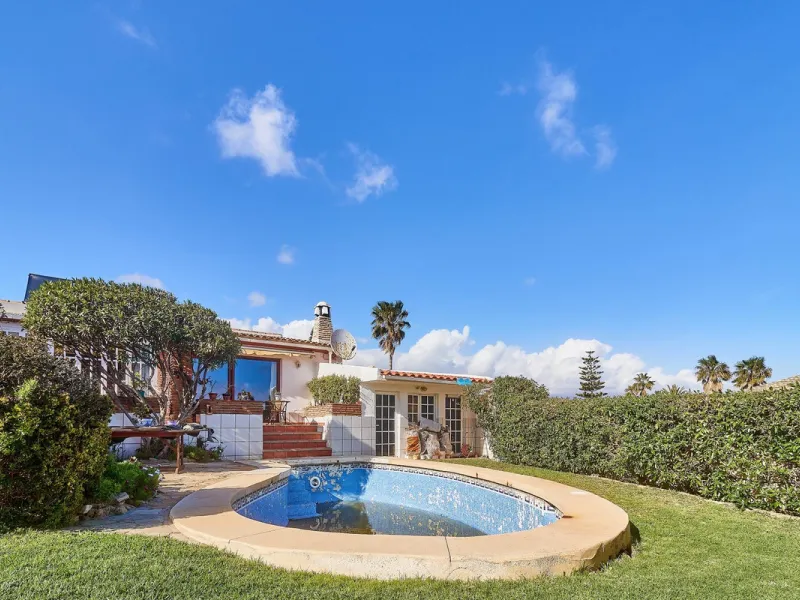 House - Detached Villa в продаже в Mijas, Málaga. В доме 4 спален и 2 ванных комнат. Площадь дома 261 м². Площадь участка 800 м²