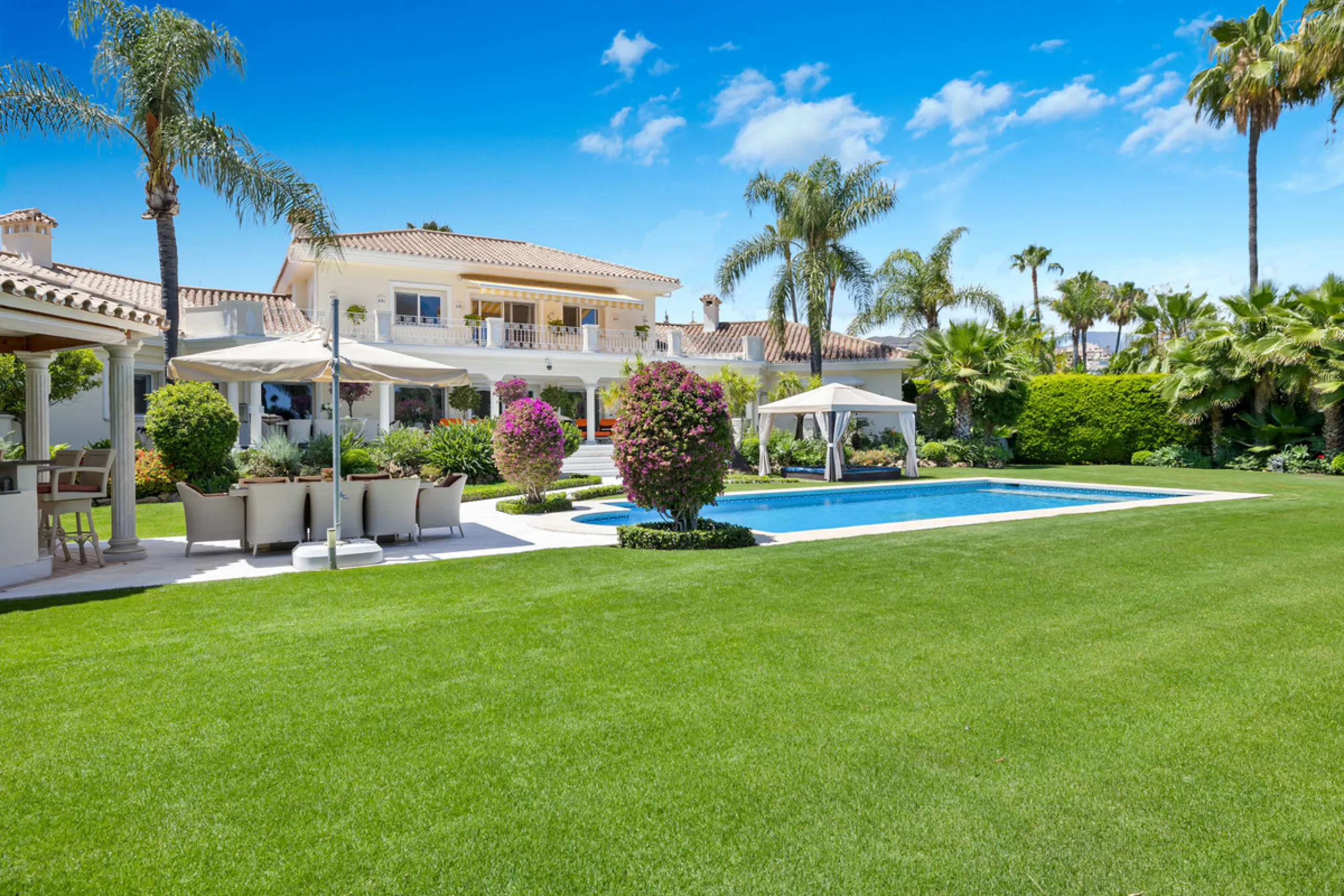 A great, recently renovated villa with a perfect fusion between contemporary design and Andalusian style.