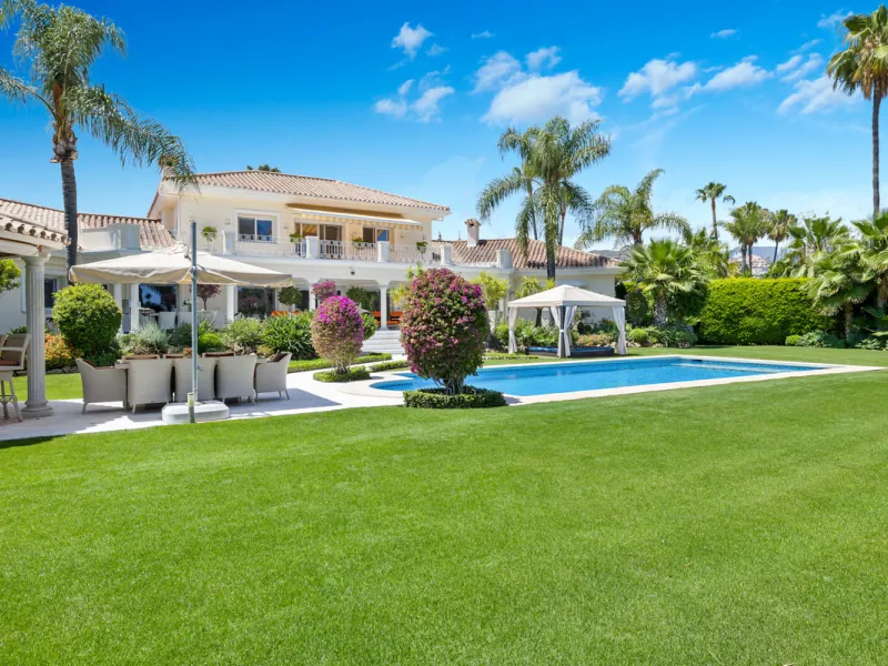 A great, recently renovated villa with a perfect fusion between contemporary design and Andalusian style.