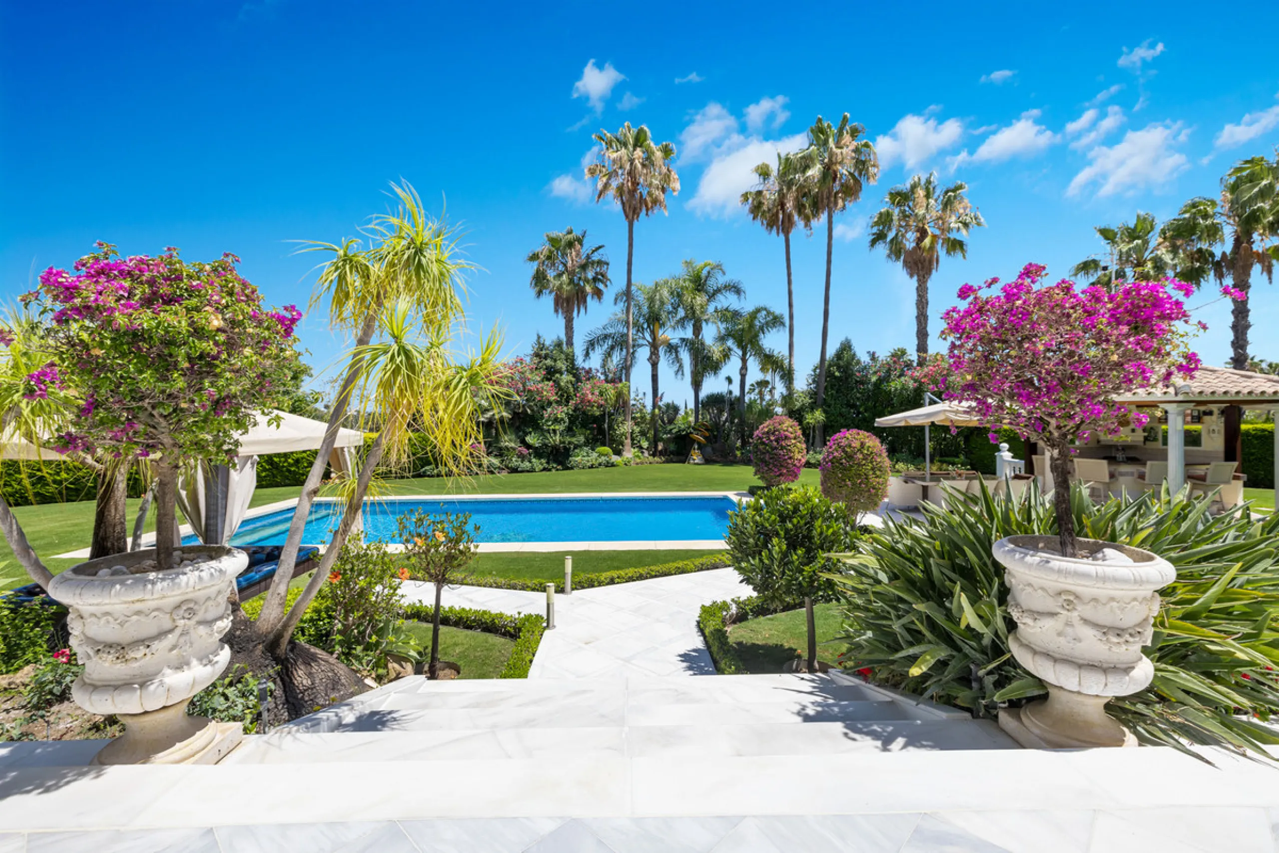 A great, recently renovated villa with a perfect fusion between contemporary design and Andalusian style.