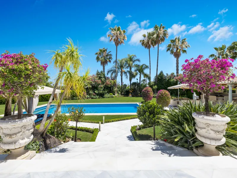 A great, recently renovated villa with a perfect fusion between contemporary design and Andalusian style.