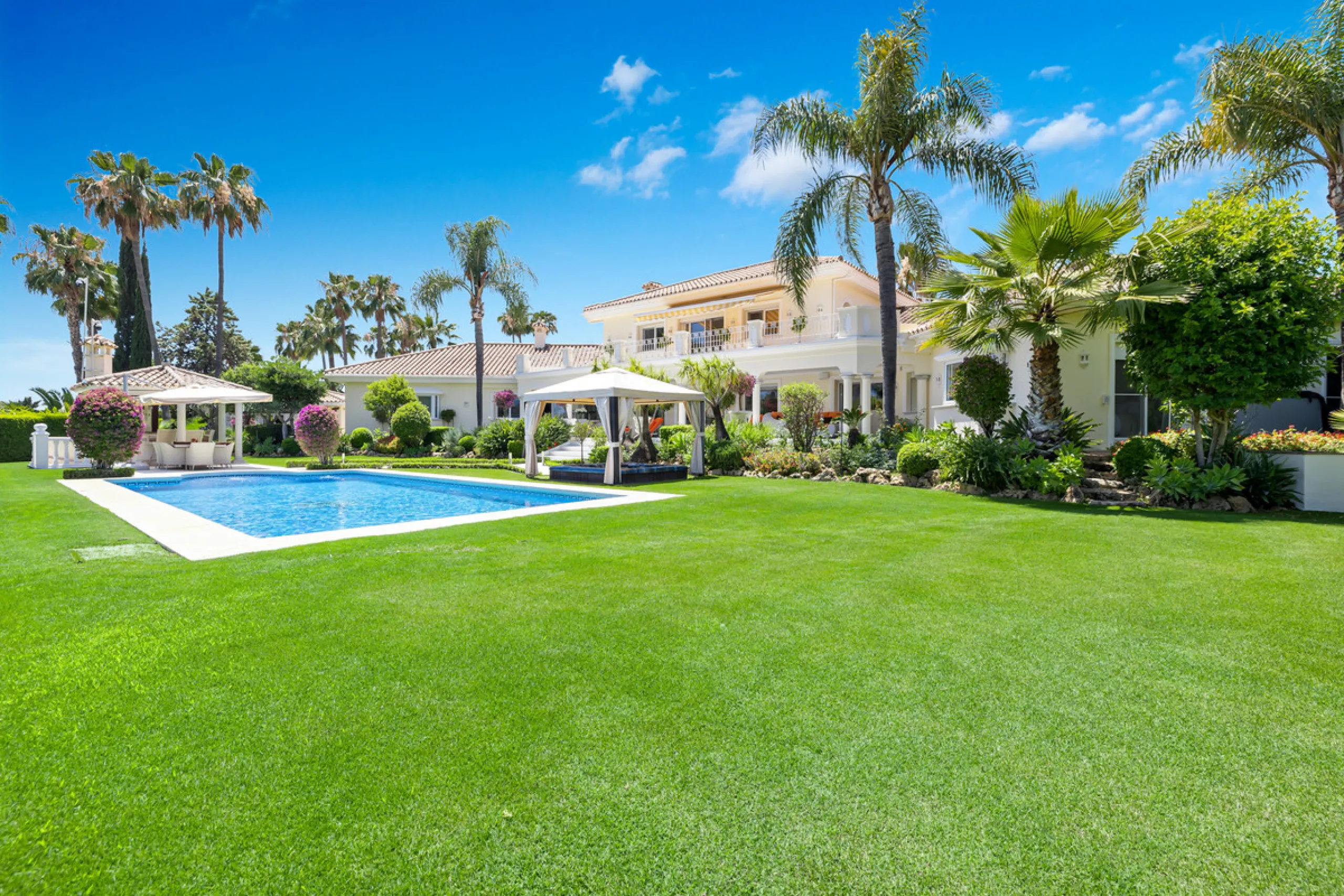 A great, recently renovated villa with a perfect fusion between contemporary design and Andalusian style.