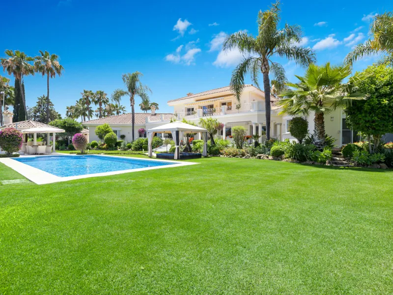 A great, recently renovated villa with a perfect fusion between contemporary design and Andalusian style.