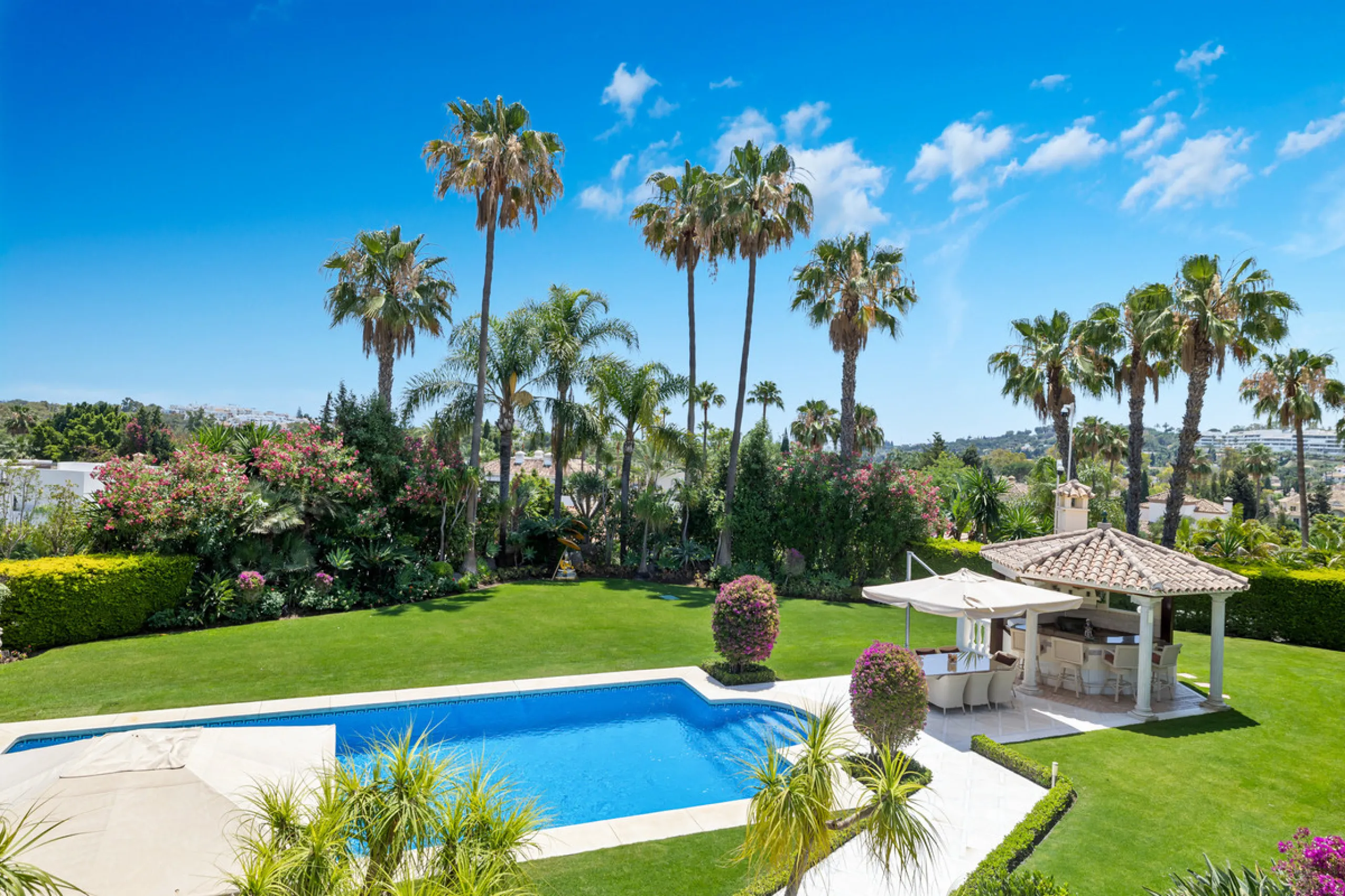 A great, recently renovated villa with a perfect fusion between contemporary design and Andalusian style.