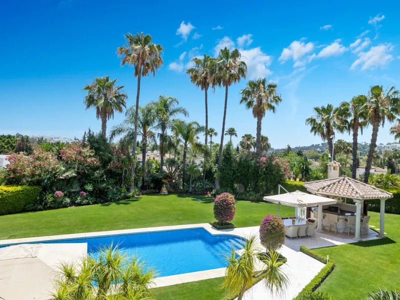 A great, recently renovated villa with a perfect fusion between contemporary design and Andalusian style.