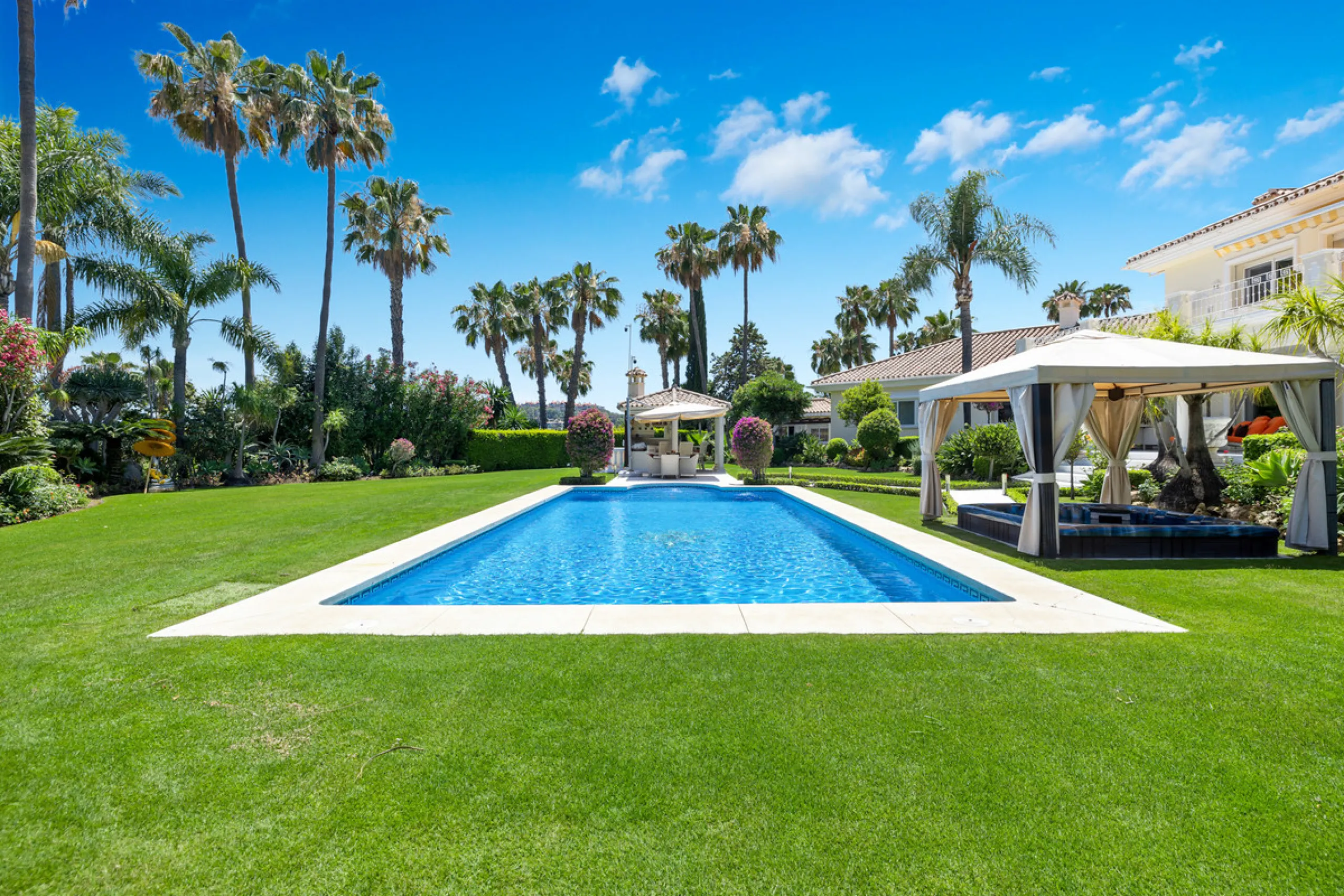 A great, recently renovated villa with a perfect fusion between contemporary design and Andalusian style.