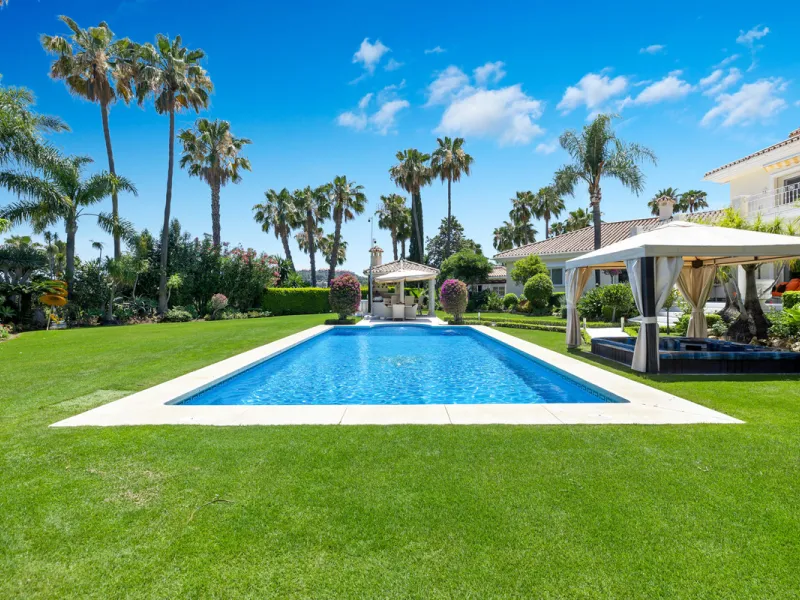 A great, recently renovated villa with a perfect fusion between contemporary design and Andalusian style.