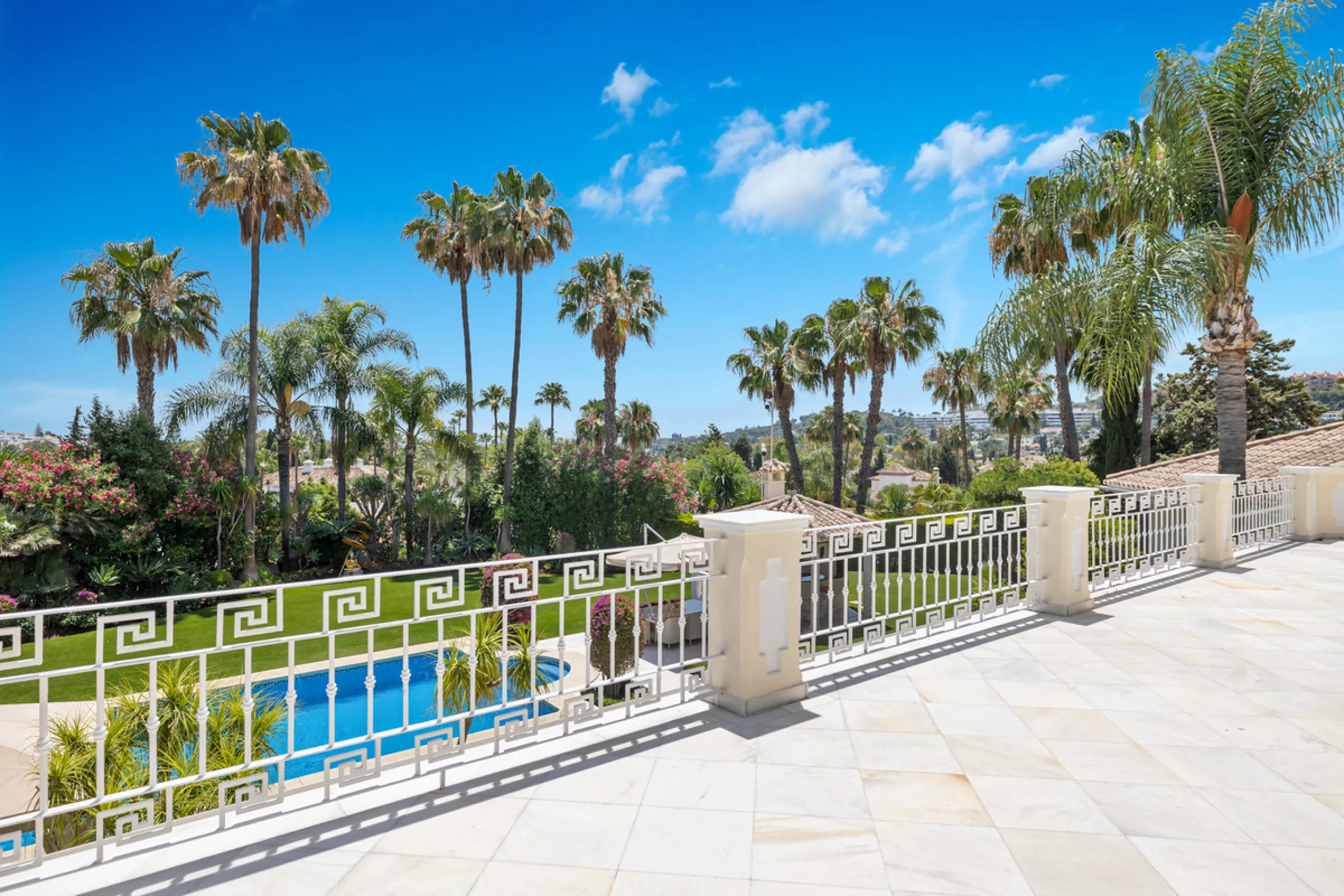 A great, recently renovated villa with a perfect fusion between contemporary design and Andalusian style.