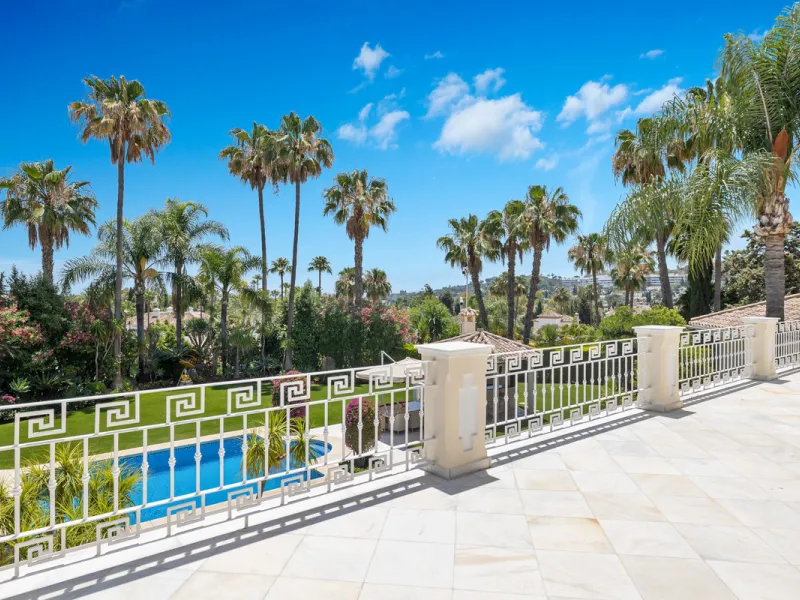 A great, recently renovated villa with a perfect fusion between contemporary design and Andalusian style.