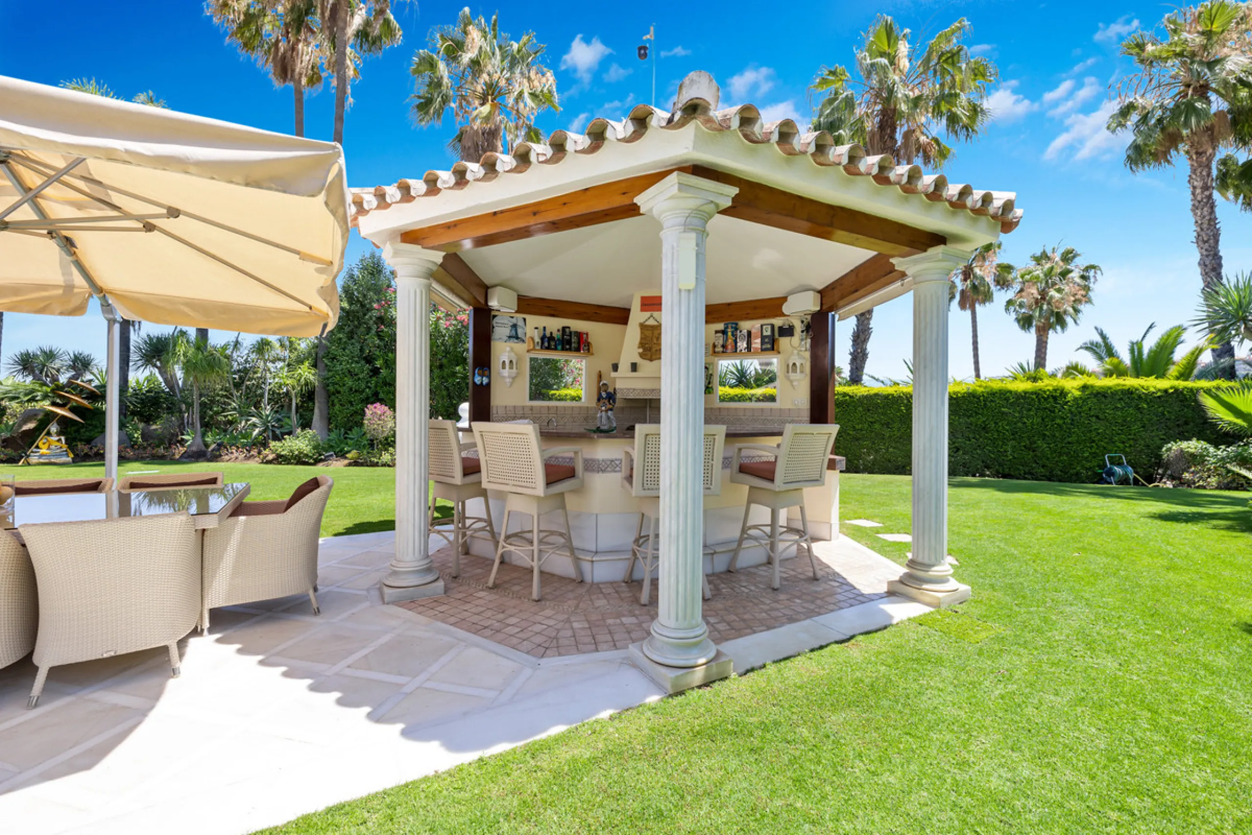 A great, recently renovated villa with a perfect fusion between contemporary design and Andalusian style.