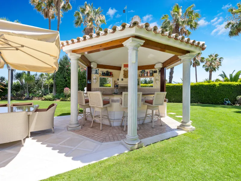 A great, recently renovated villa with a perfect fusion between contemporary design and Andalusian style.
