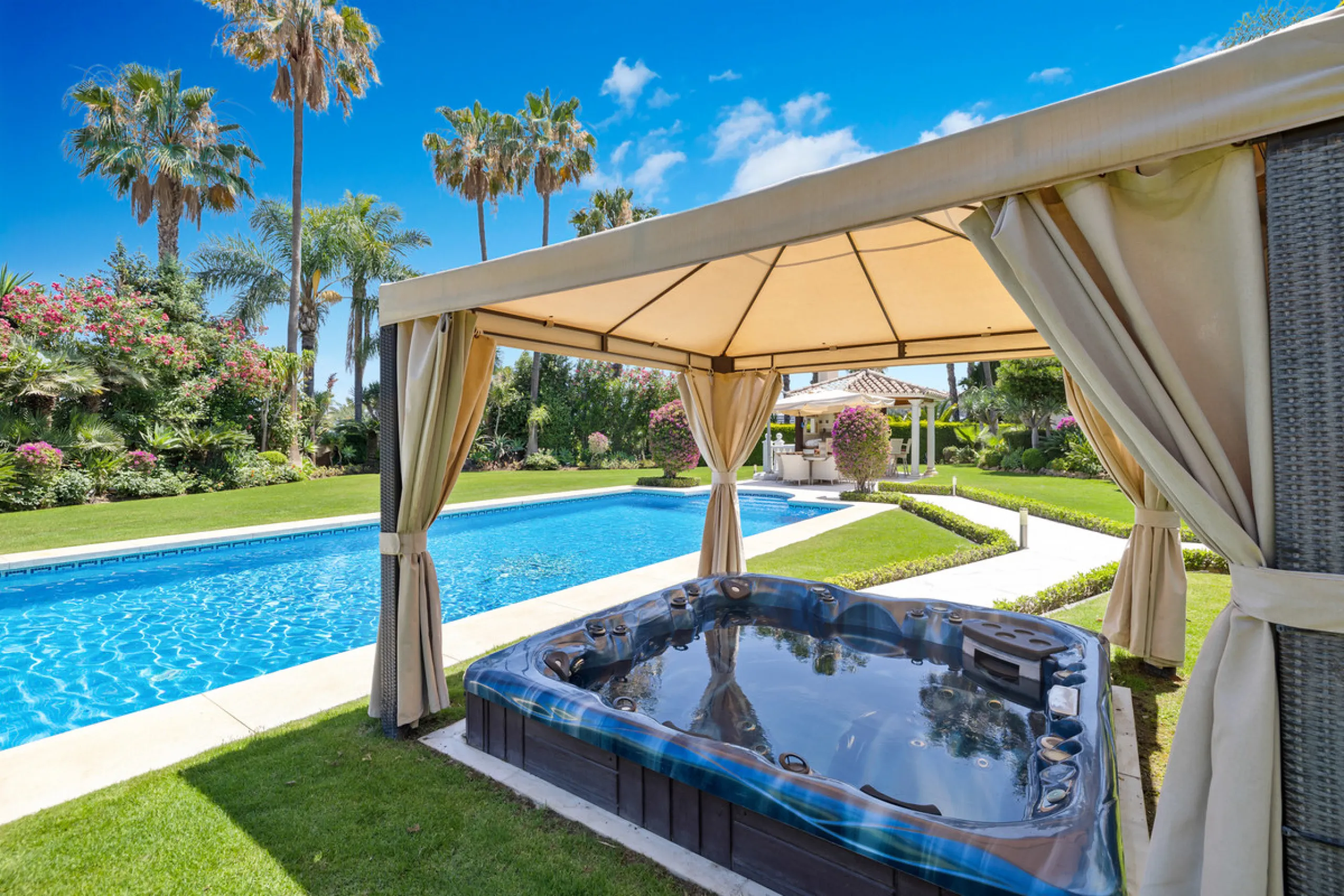 A great, recently renovated villa with a perfect fusion between contemporary design and Andalusian style.