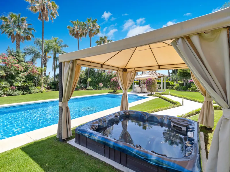 A great, recently renovated villa with a perfect fusion between contemporary design and Andalusian style.