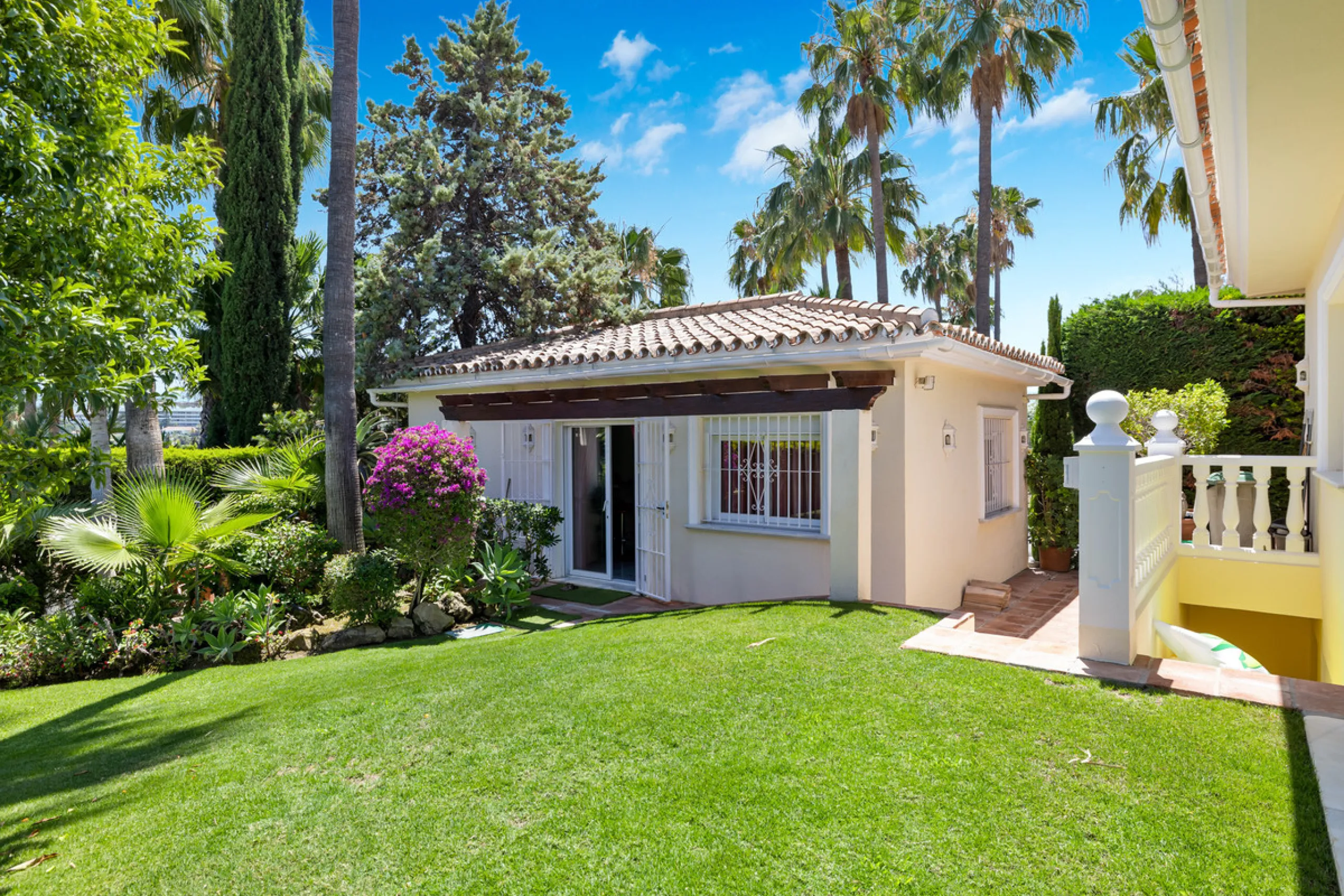 A great, recently renovated villa with a perfect fusion between contemporary design and Andalusian style.