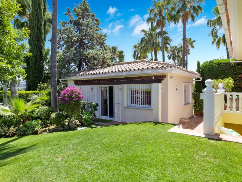 A great, recently renovated villa with a perfect fusion between contemporary design and Andalusian style.