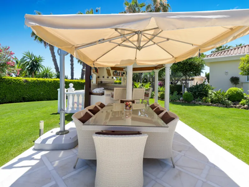 A great, recently renovated villa with a perfect fusion between contemporary design and Andalusian style.