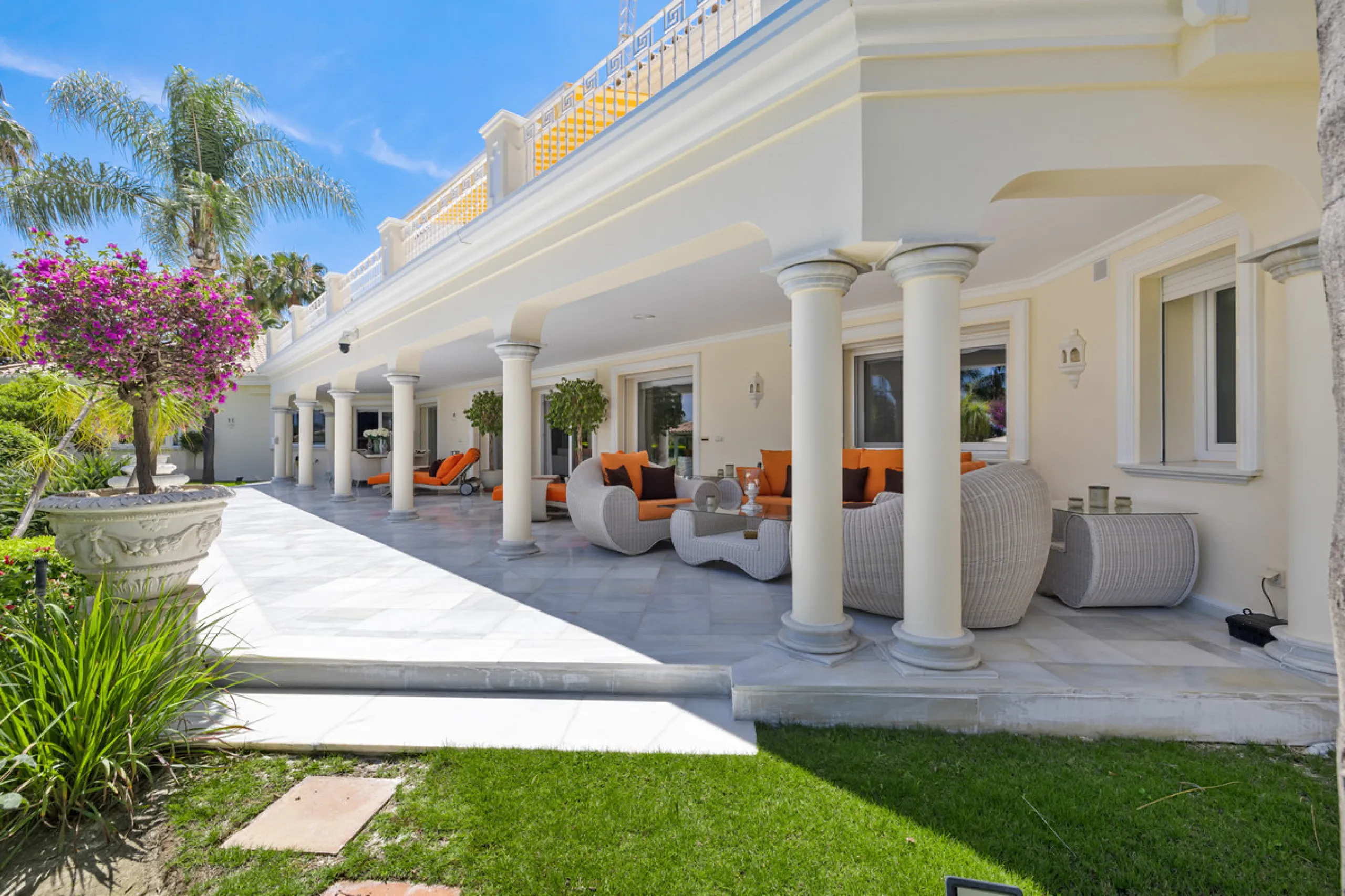 A great, recently renovated villa with a perfect fusion between contemporary design and Andalusian style.