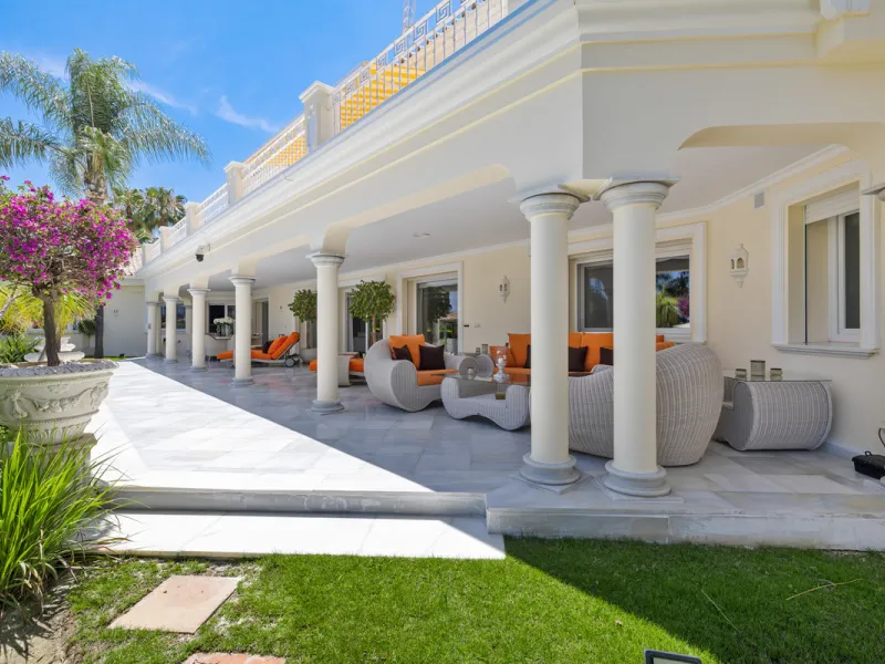 A great, recently renovated villa with a perfect fusion between contemporary design and Andalusian style.