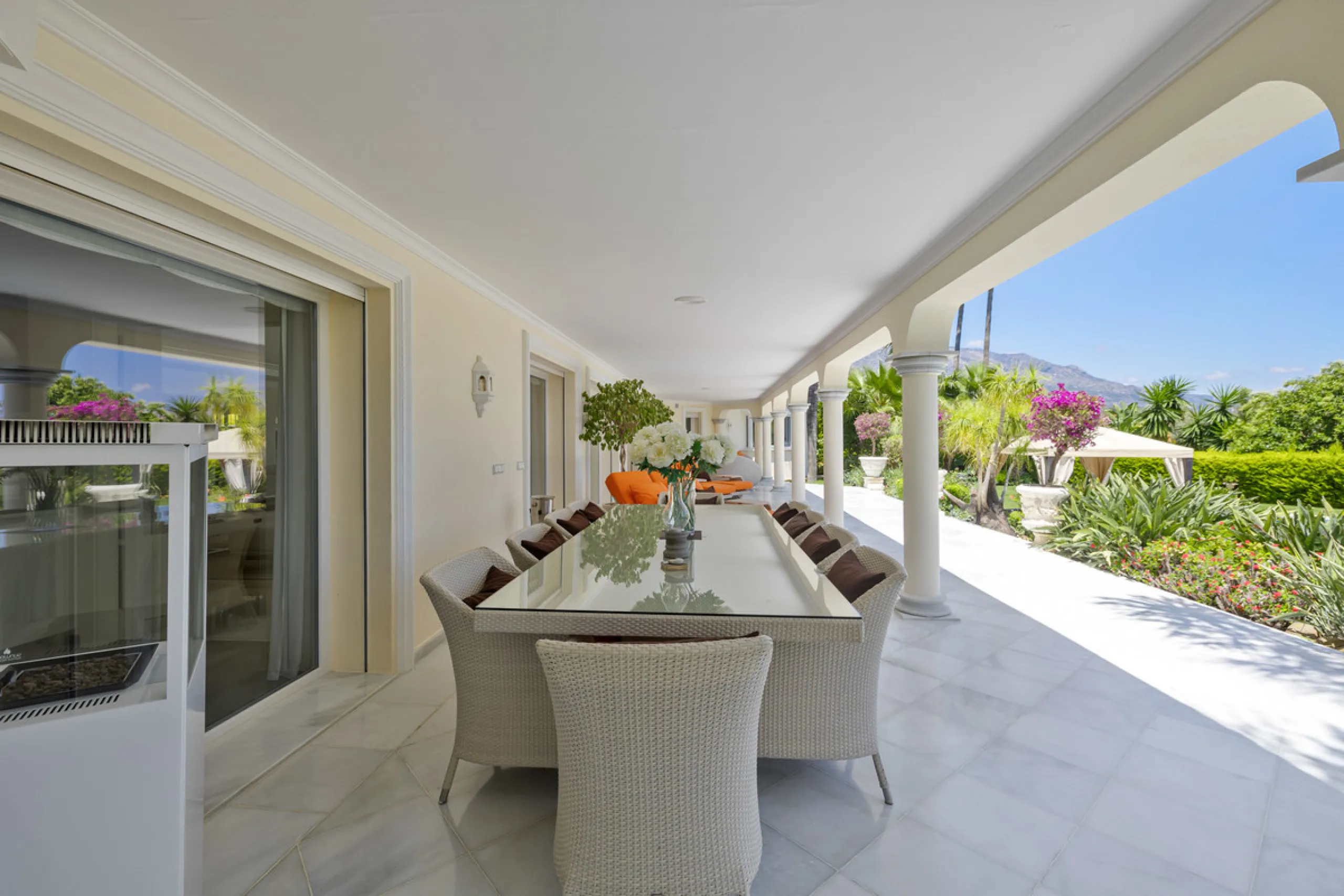 A great, recently renovated villa with a perfect fusion between contemporary design and Andalusian style.