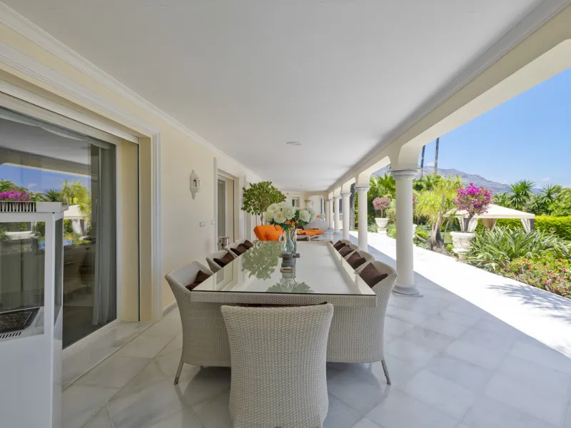 A great, recently renovated villa with a perfect fusion between contemporary design and Andalusian style.