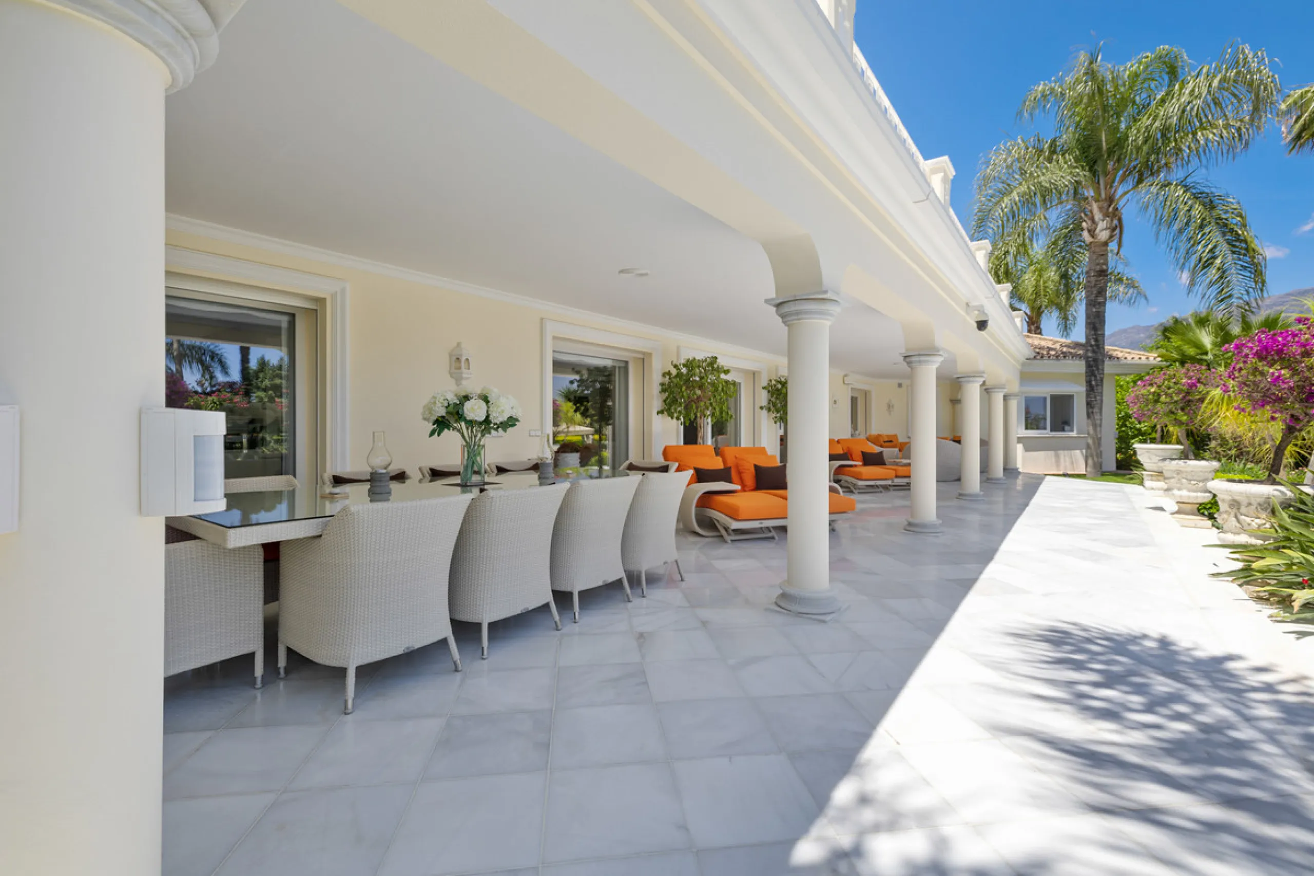 A great, recently renovated villa with a perfect fusion between contemporary design and Andalusian style.