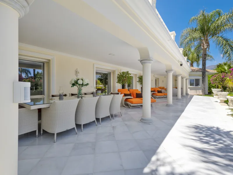 A great, recently renovated villa with a perfect fusion between contemporary design and Andalusian style.