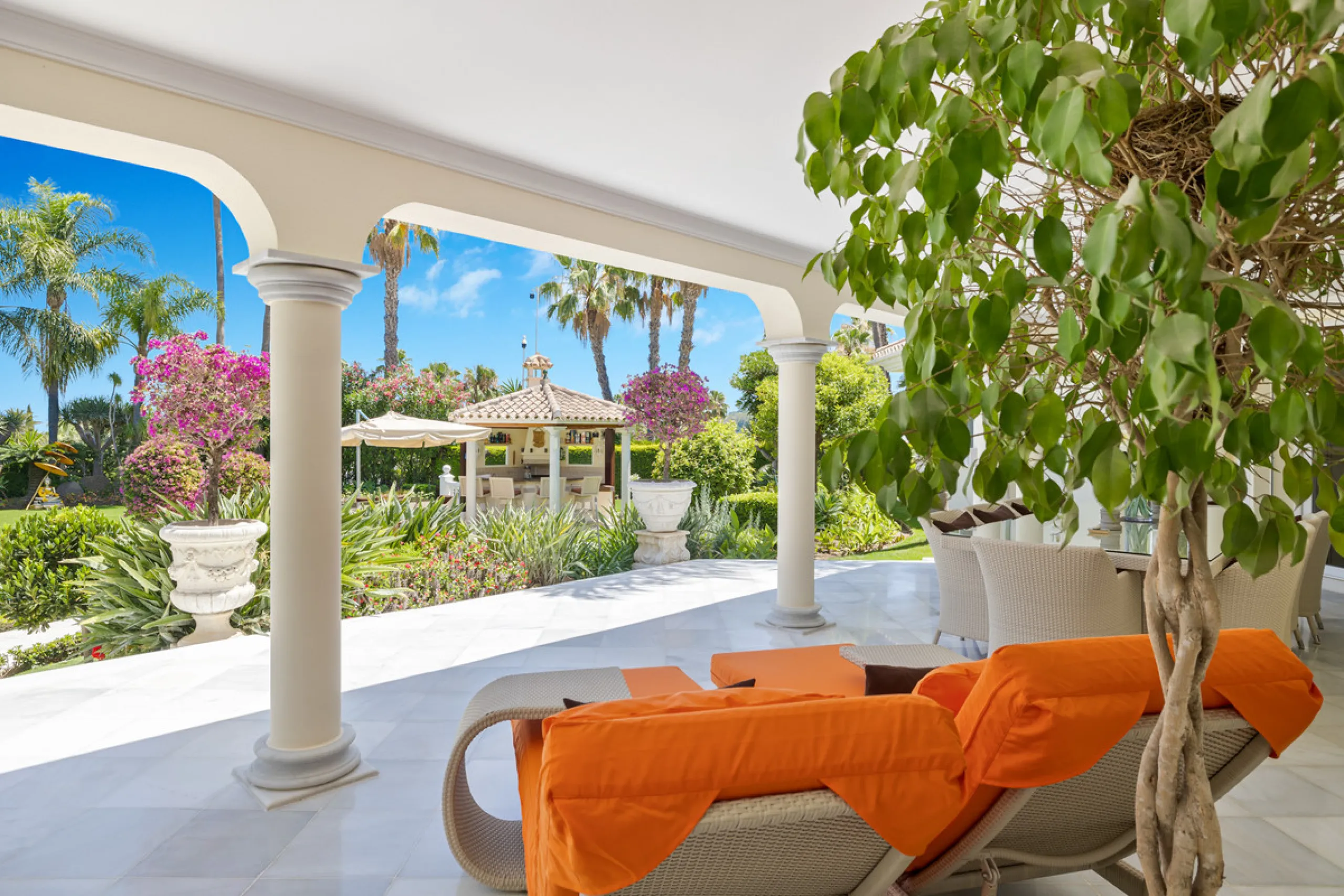 A great, recently renovated villa with a perfect fusion between contemporary design and Andalusian style.