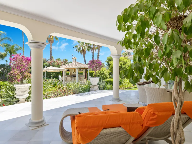 A great, recently renovated villa with a perfect fusion between contemporary design and Andalusian style.
