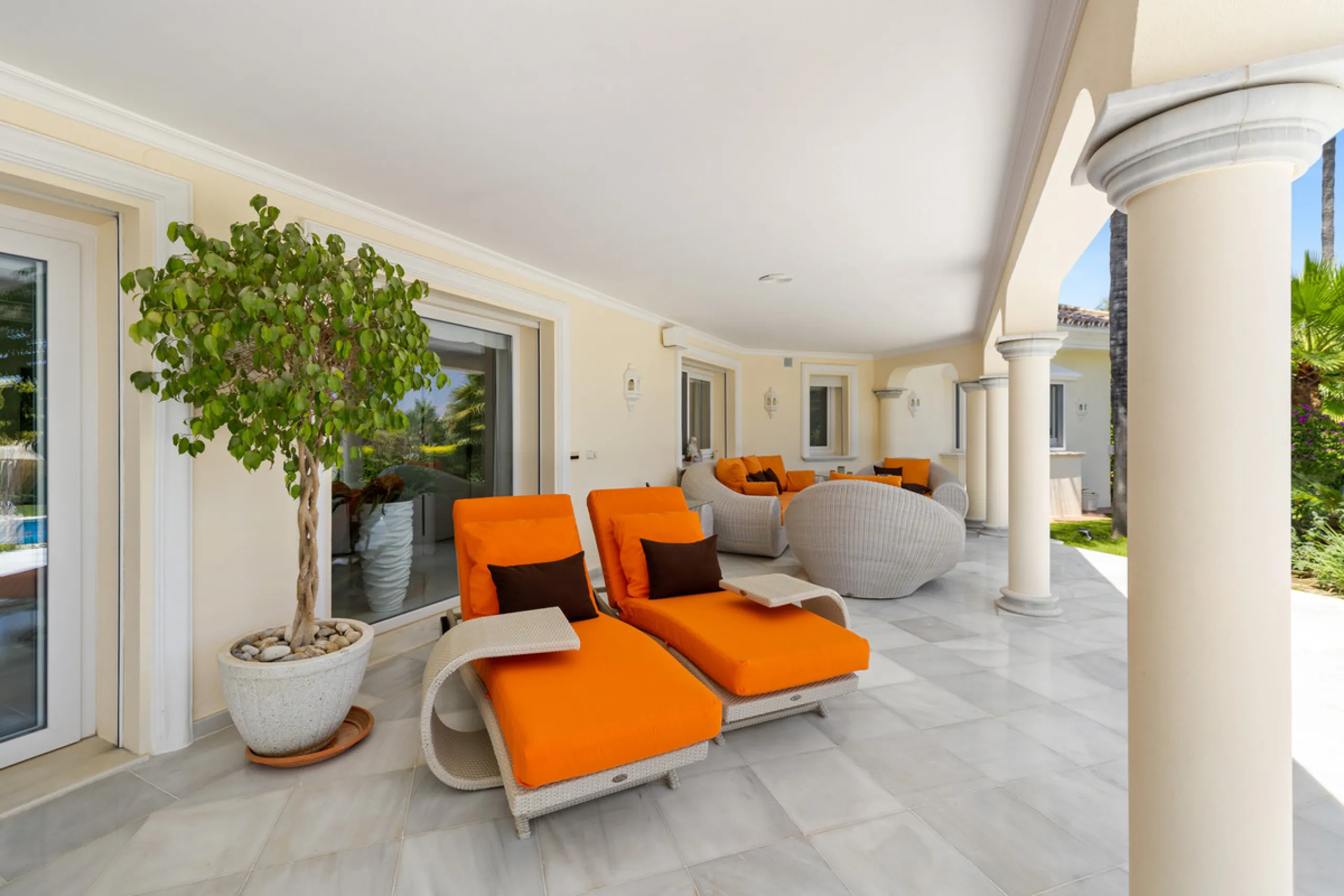 A great, recently renovated villa with a perfect fusion between contemporary design and Andalusian style.