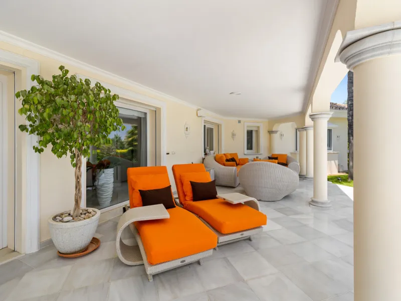 A great, recently renovated villa with a perfect fusion between contemporary design and Andalusian style.