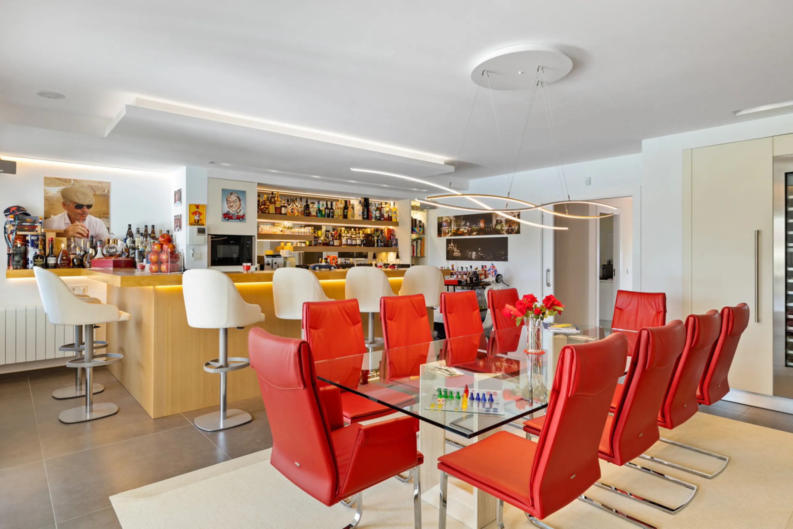 A great, recently renovated villa with a perfect fusion between contemporary design and Andalusian style.