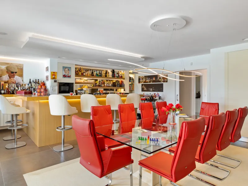 A great, recently renovated villa with a perfect fusion between contemporary design and Andalusian style.