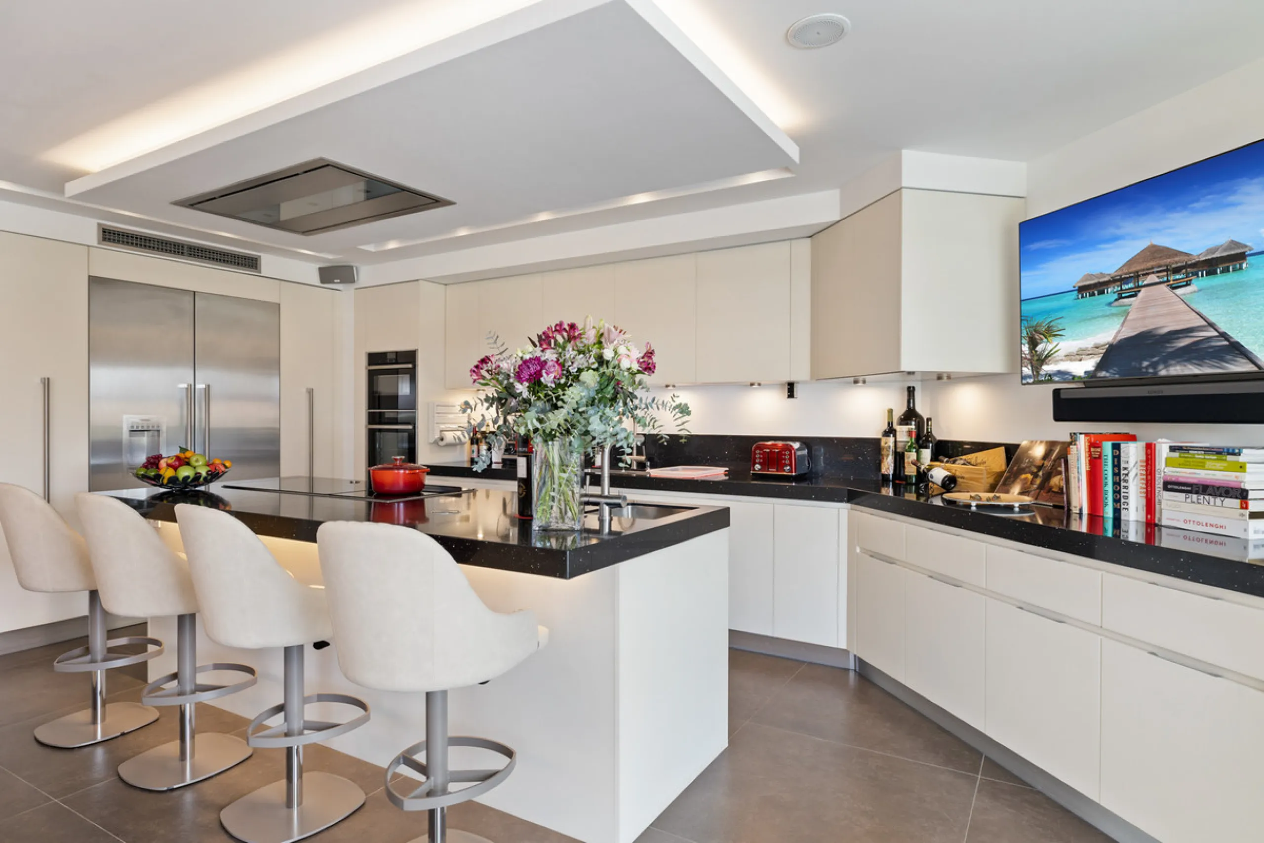 A great, recently renovated villa with a perfect fusion between contemporary design and Andalusian style.